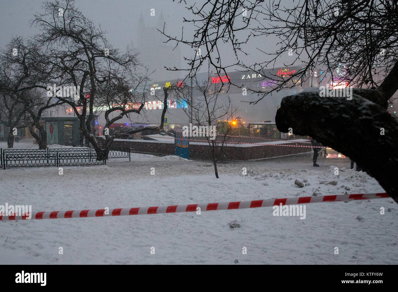 Moscou, Russie. 25e Décembre 2017. Près de la station de métro Bulvar Alpenperle où un autobus conduit jusqu'à un passage inférieur pour piétons tuant au moins quatre personnes et en blessant neuf. Credit : Victor/Vytolskiy Alamy Live News Banque D'Images