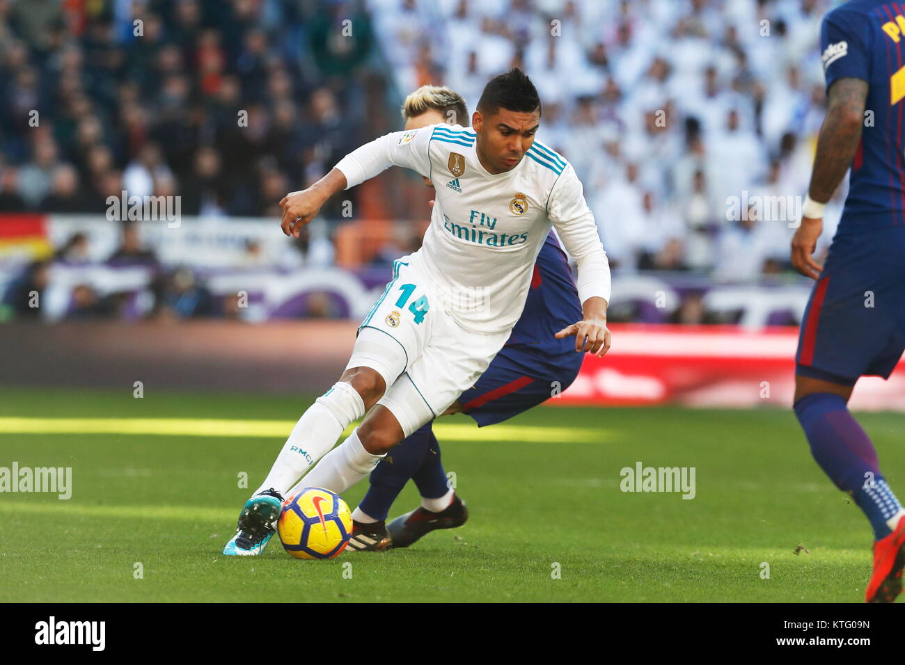 Madrid, Espagne. 26Th Dec 2017. Casemiro (Real) Football/soccer : "La Liga espagnole Santander' match entre le Real Madrid CF 0-3 FC Barcelone au Santiago Bernabeu à Madrid, Espagne . Credit : Mutsu Kawamori/AFLO/Alamy Live News Banque D'Images