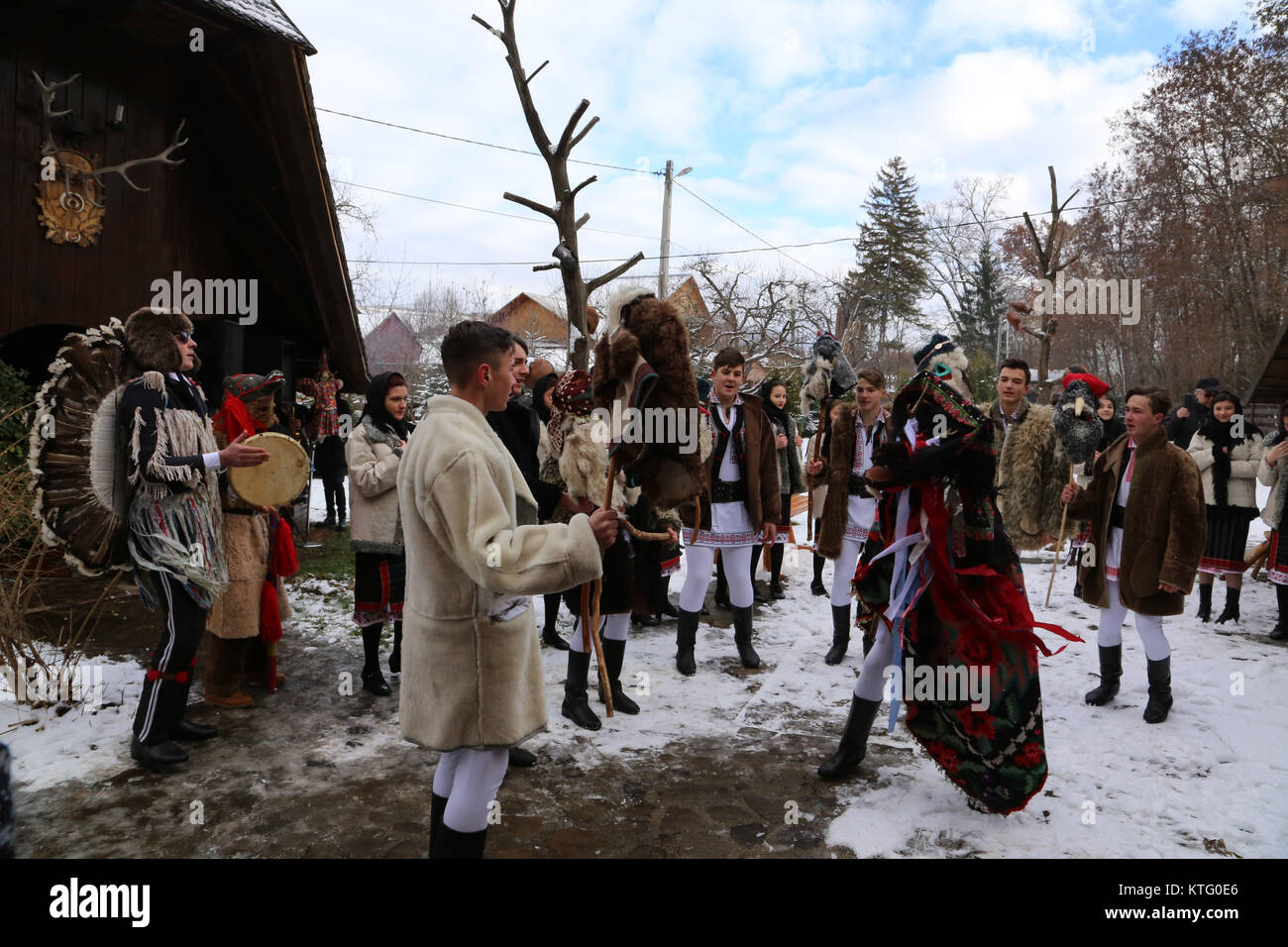 Targu Neamt Roumanie 26th Dec 17 Les Gens Chantent Colinda Roumain Traditionnel Des Chants De Noel Et Nouvel An A Brasov Au Nord De La Roumanie Le 23 Decembre 17 A Partir