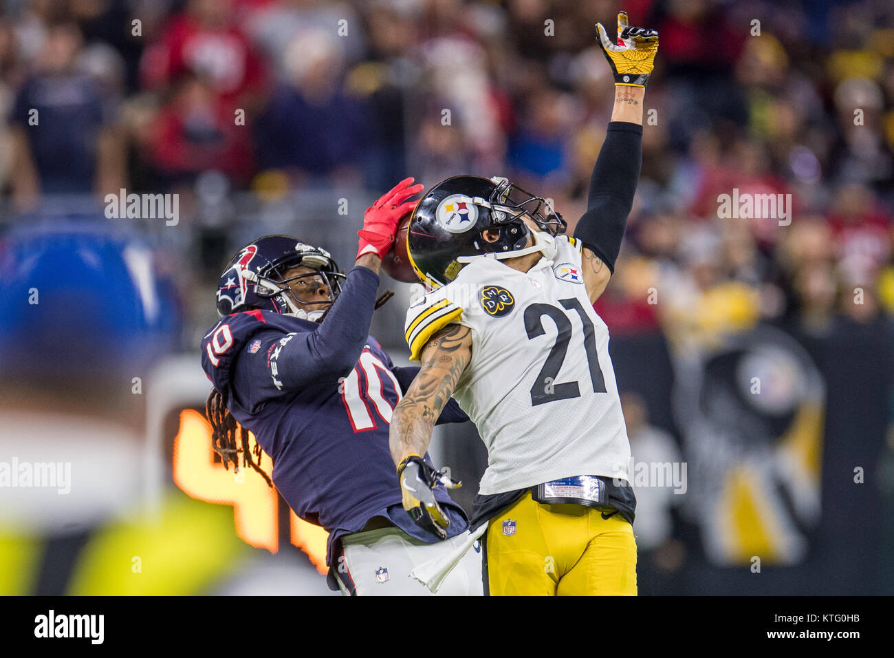 Houston, TX, USA. Dec 25, 2017. Le receveur des Houston Texans DeAndre Hopkins (10) fait une prise tout en étant défendu par Pittsburgh Steelers Joe évoluait Haden (21) au cours du 3ème trimestre d'un jeu de football américain NFL Houston Texans entre le et le Pittsburgh Steelers à NRG Stadium à Houston, TX. Les Steelers a gagné le match 34 à 6.Trask Smith/CSM/Alamy Live News Banque D'Images