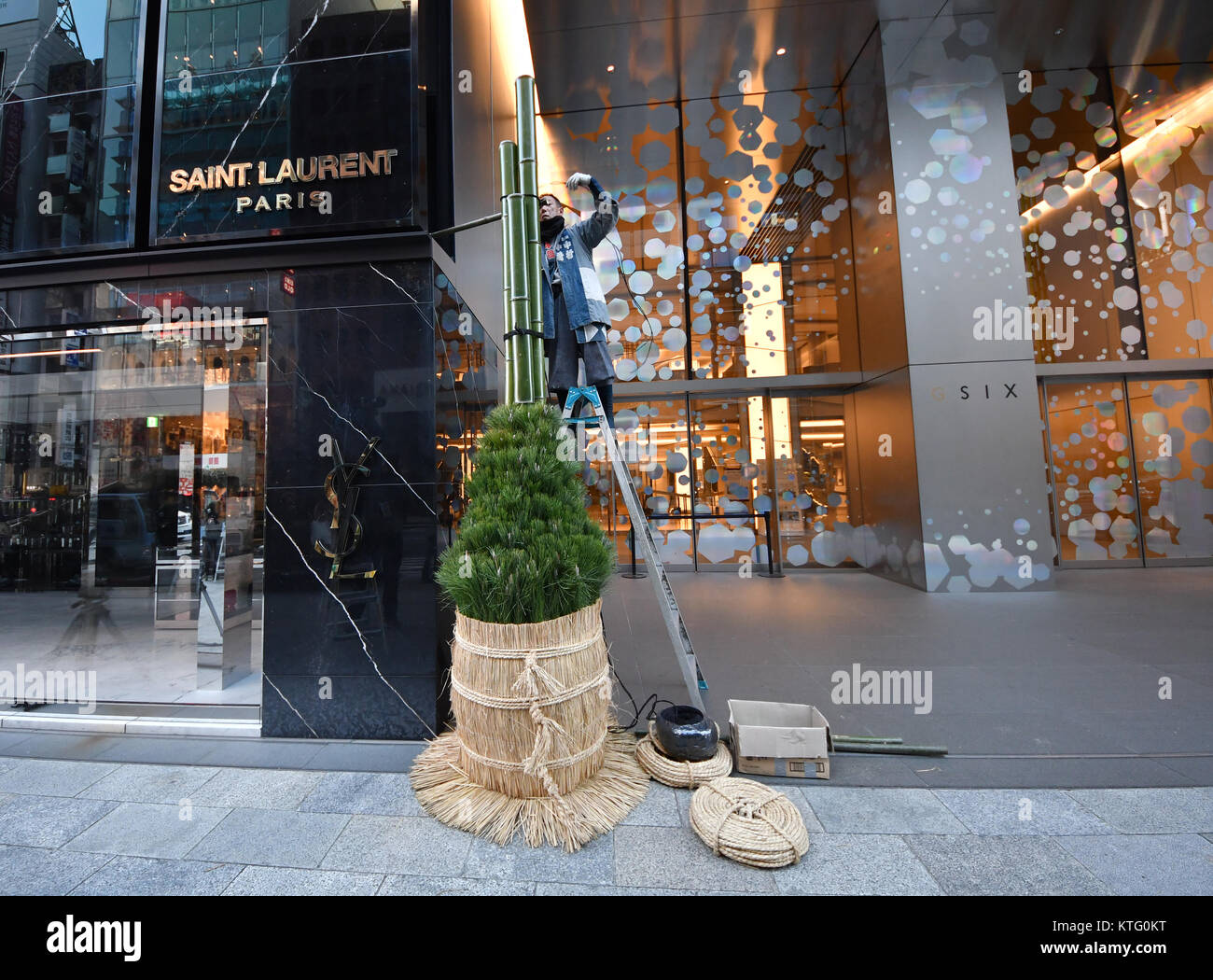 Tokyo, Japon. Déc 26, 2017. Conformément à la tradition japonaise, les travailleurs préparer de nouvelles décorations de l'année Six à Ginza, un nouveau complexe commercial en plein coeur de Ginza Tokyos salon le Mardi, Décembre 26, 2017. La paire d'ornements habituellement faits de pin et bambou est cru d'honorer et de recevoir la divinité, qui apportera une récolte abondante pour les agriculteurs et de conférer la bénédiction des ancêtres sur tout le monde. Les portes se félicitant de la déité est placé en face de foyers à travers le pays après Noël jusqu'au 7 janvier. Credit : Natsuki Sakai/AFLO/Alamy Live News Banque D'Images