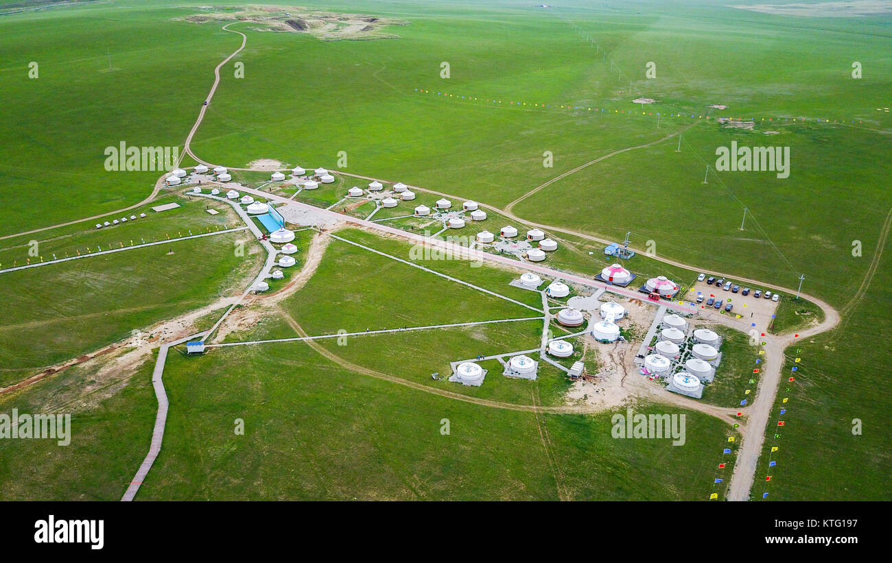 Beijing, Chine. 21 juillet, 2017. Photo aérienne prise le 21 juillet 2017 montre un camping touristique site sur un ranch près de Xilinhot, ville du nord de la Chine, région autonome de Mongolie intérieure. À partir de l'actualité pour la vie de tous les jours, nous pouvons nous voir nous-mêmes différemment à travers la vue spéciale par drones de journalistes de Xinhua. Credit : Lian Zhen/Xinhua/Alamy Live News Banque D'Images