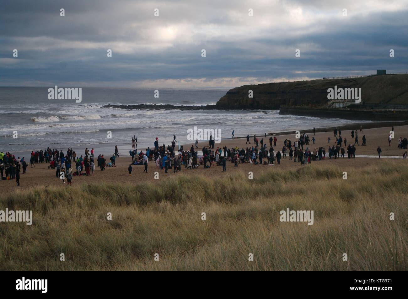 Tynemouth, Angleterre, 26 décembre 2017. La foule sur la plage de Tynemouth, à l'issue de l'Assemblée Boxing Day Rafraîchir qui est organisée par les sauveteurs bénévoles de la mer du Nord. Crédit : Colin Edwards/Alamy Live News. Banque D'Images