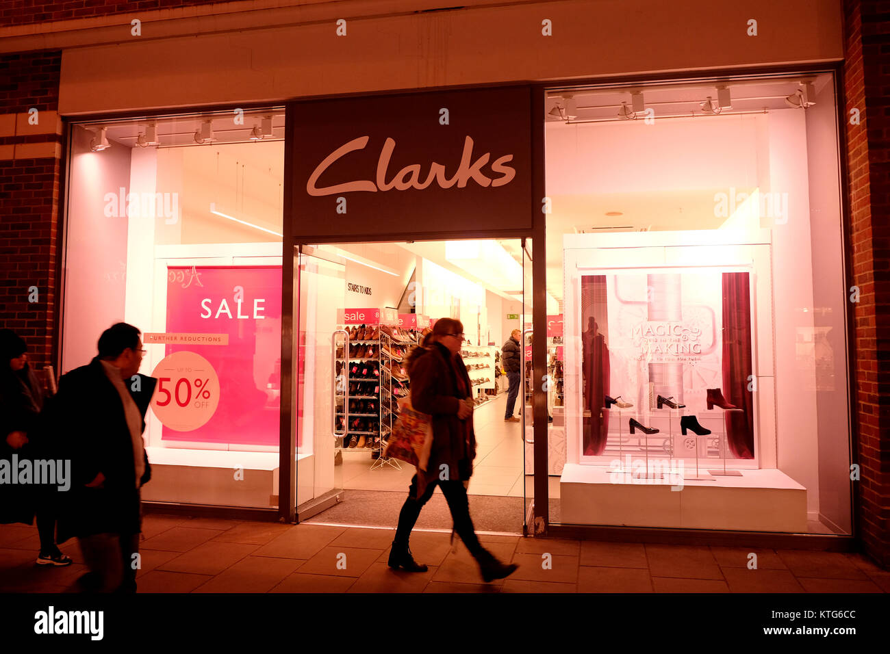 La vente au détail en magasin de chaussures clarks ville de Canterbury Kent  uk décembre 2017 Photo Stock - Alamy