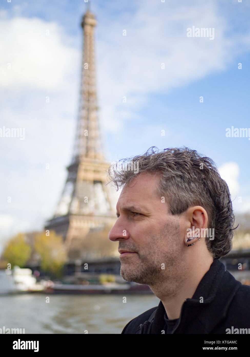 L'homme avec la Tour Eiffel en arrière-plan Banque D'Images