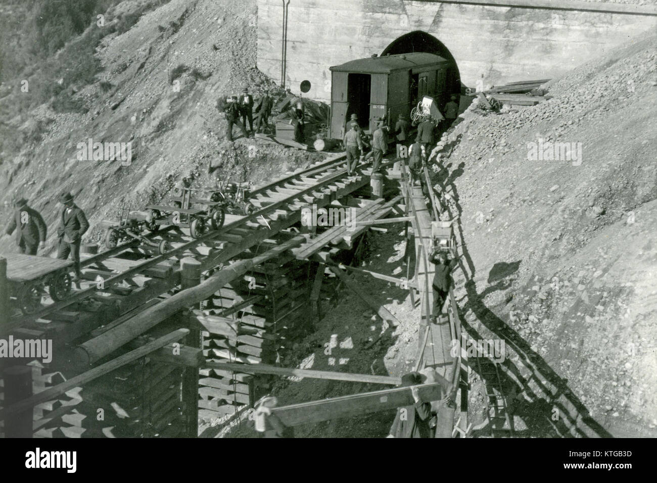 Déposer les bagages des passagers d'un train s'est arrêté dans un tunnel, probablement sur la ligne Midland en Nouvelle-Zélande au cours des années 1930 Banque D'Images