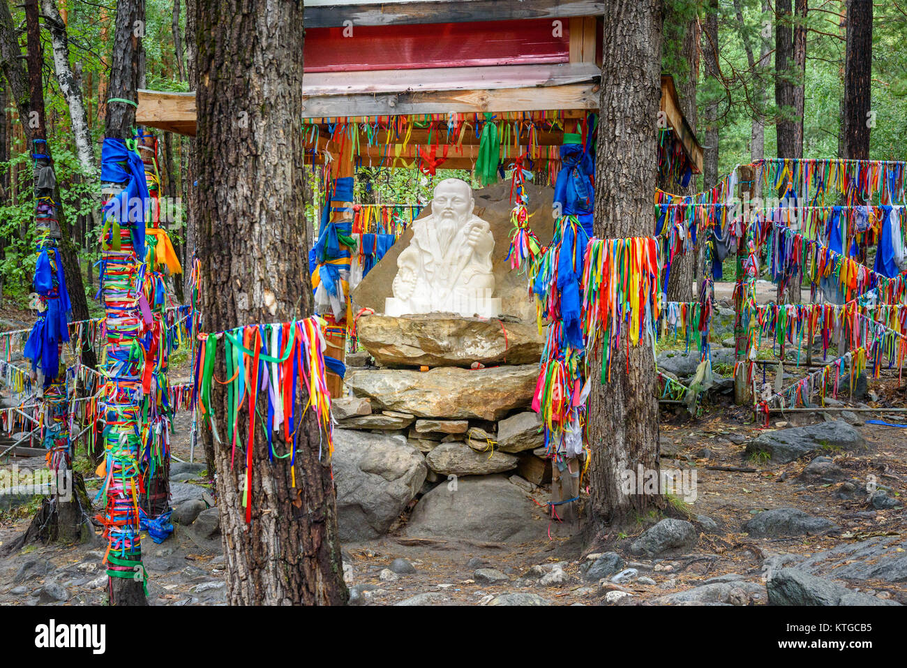 Ubgen Statue Sagaan, vieil homme blanc est près de Source d'eau