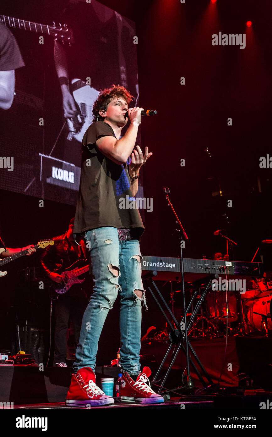 Charlie le Puth effectuant à 93.3 FLZ's Jingle Ball iHeartRadio le 16 décembre 2017 à Amalie Arena, à Tampa, en Floride. Banque D'Images