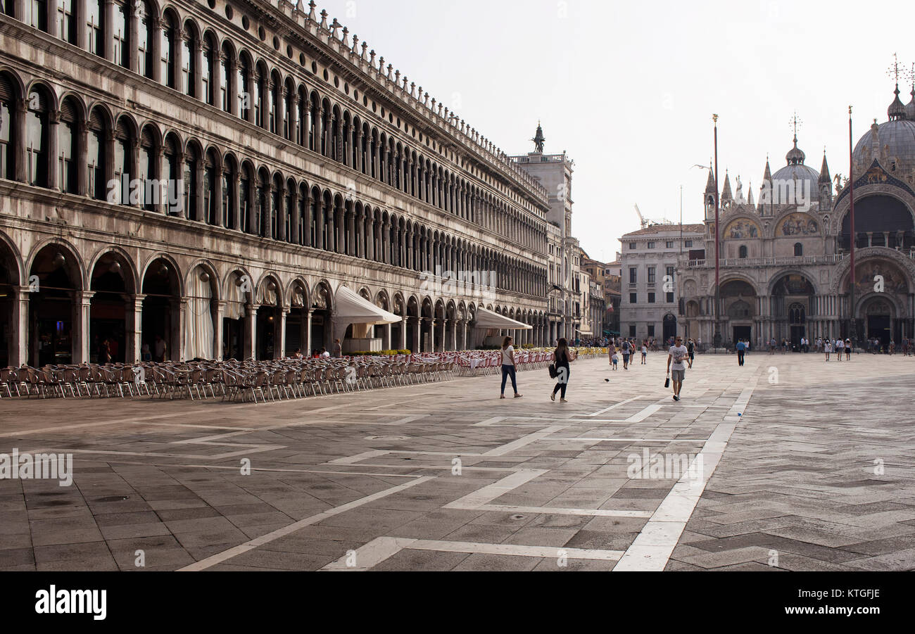 Tôt le matin, image de la Piazza San Marco avec quelques personnes à pied dans Venise. La Basilique Saint Marc est également dans la vue. C'est la capitale du nord du Banque D'Images