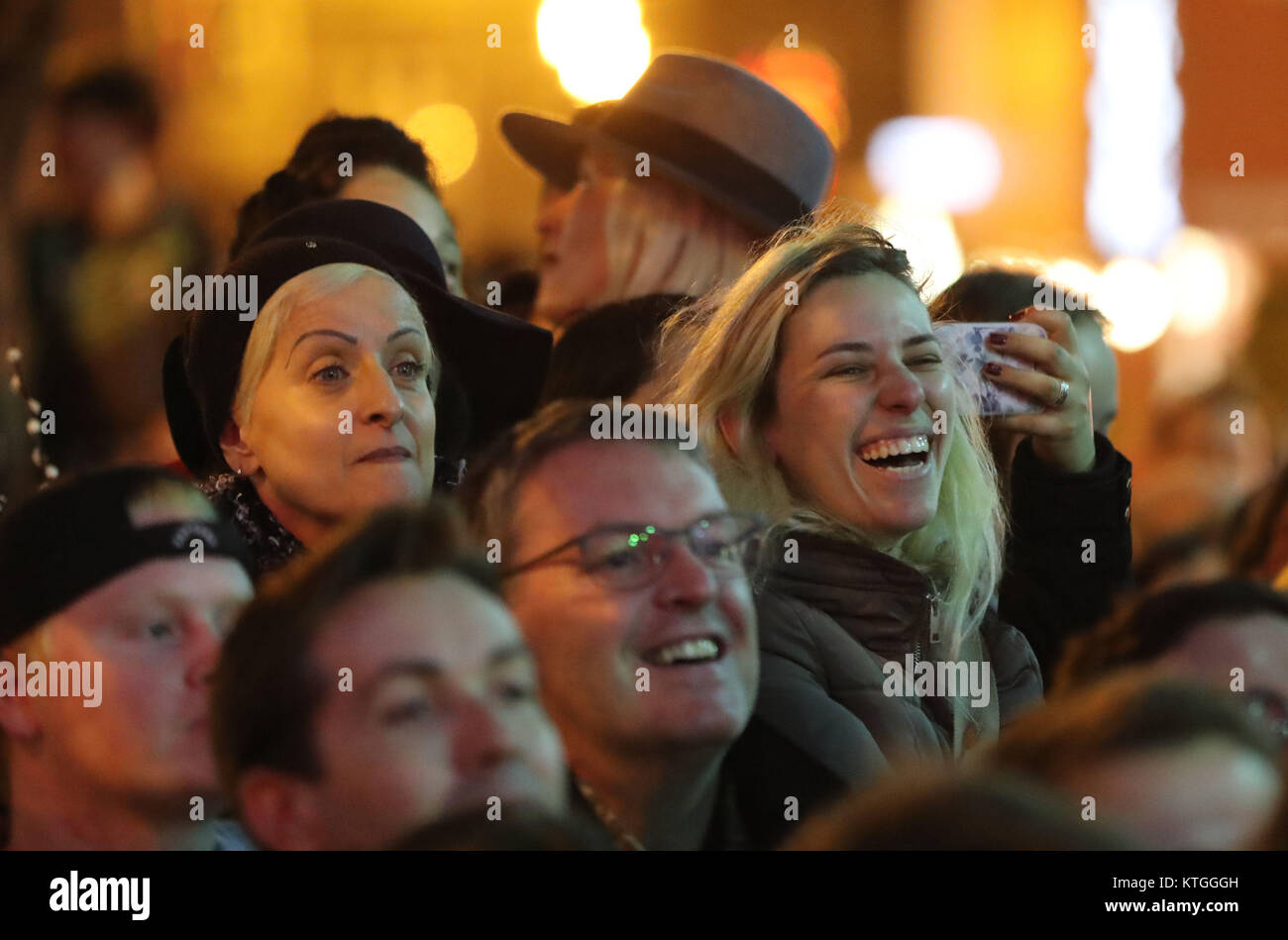Regardez la foule busk la veille de Noël au profit de l'extérieur de la Communauté Simon Dublin Gaiety Theatre de Dublin. Banque D'Images