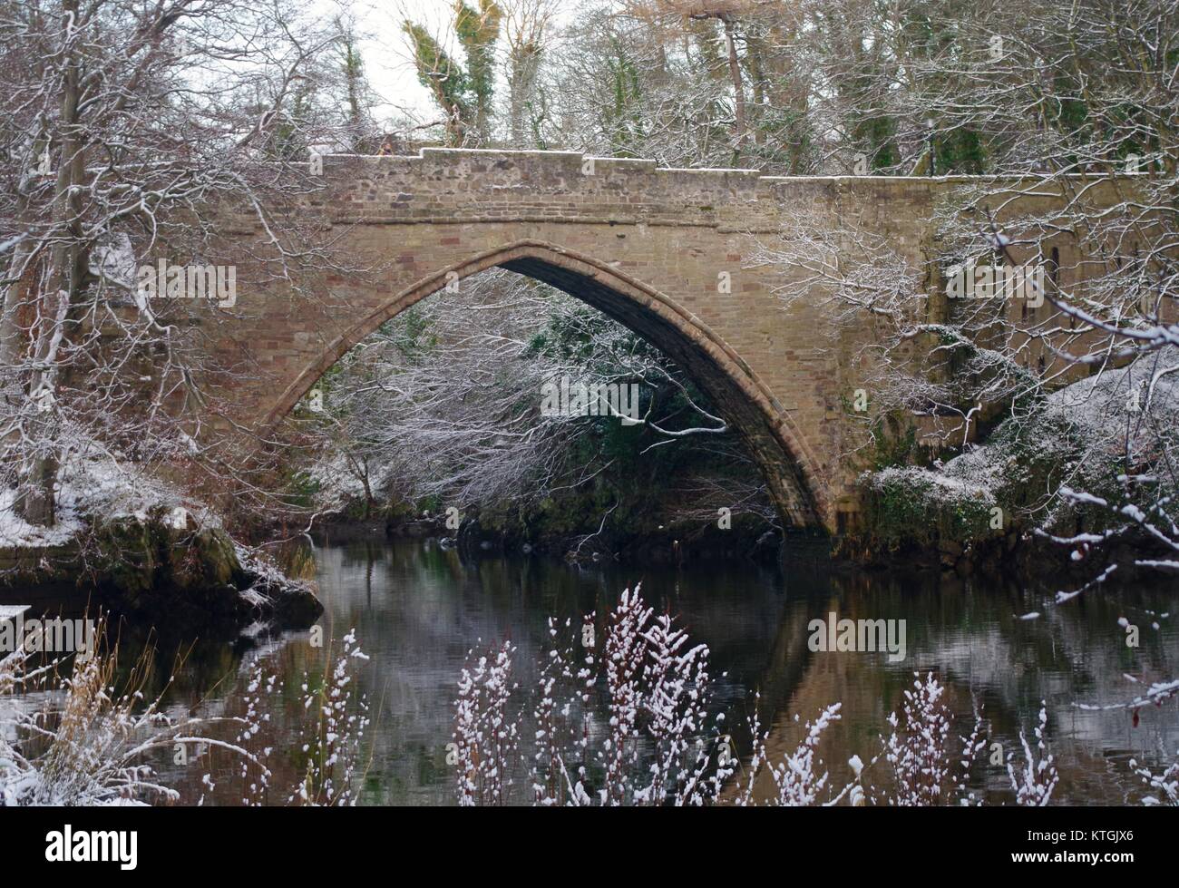 Brig O Balgownie après la neige, 13e siècle, le vieux pont de l'arc gothique Aberdeen, Écosse, Royaume-Uni. Décembre 2017. Banque D'Images