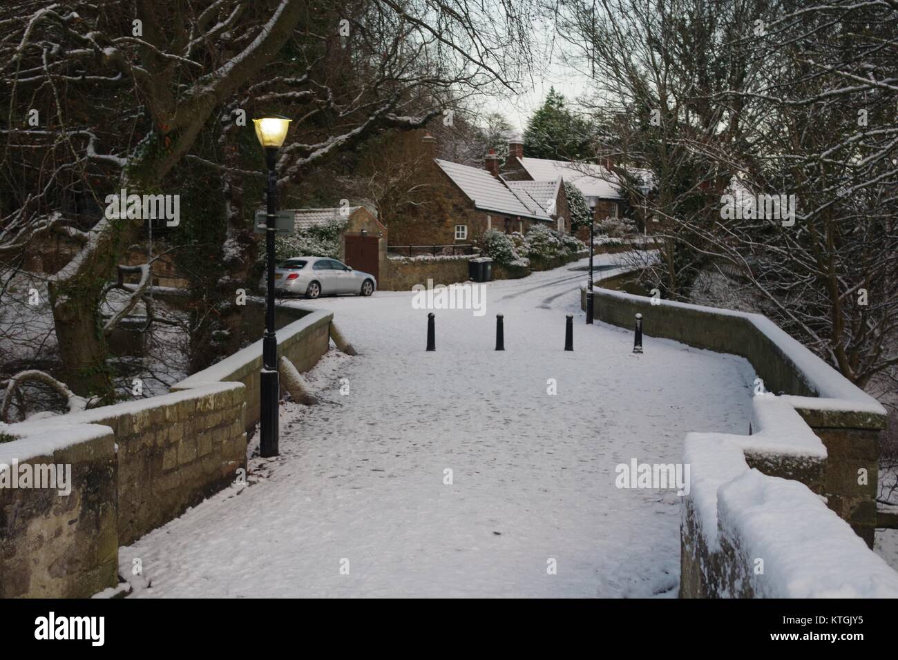 L'ampoule traditionnelle poster au coucher du soleil après l'hiver la neige. Brig O Balgownie, Old Aberdeen, Écosse, Royaume-Uni. Décembre 2017. Banque D'Images