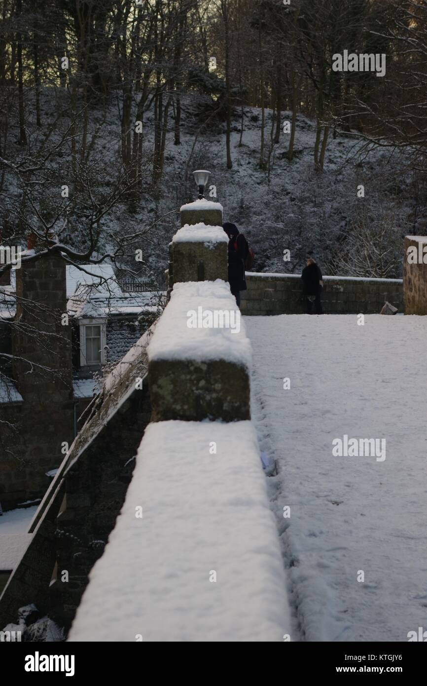 Brig O Balgownie après la neige, 13e siècle, le vieux pont de l'arc gothique Aberdeen, Écosse, Royaume-Uni. Décembre 2017. Banque D'Images