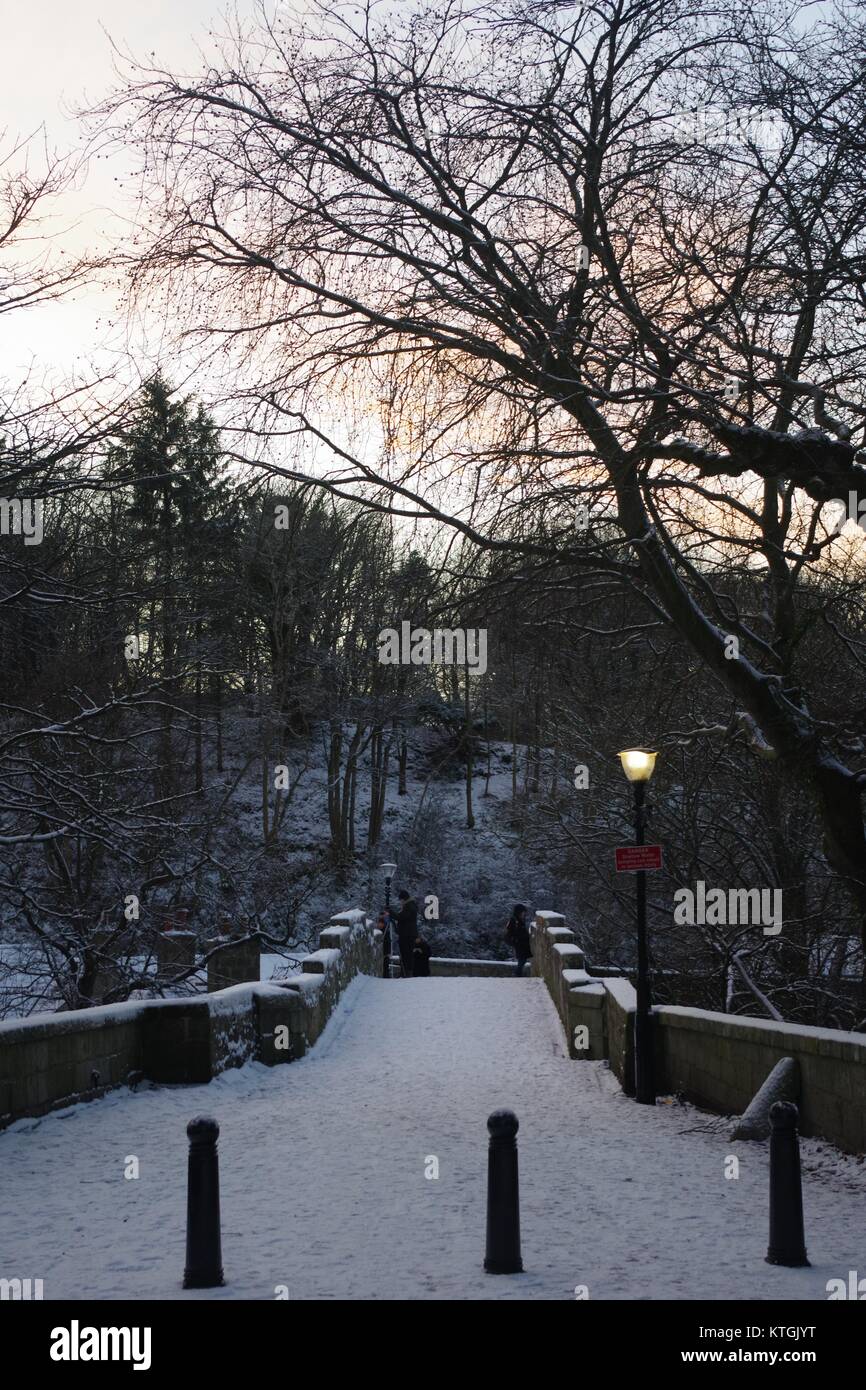 Brig O Balgownie après la neige, 13e siècle, le vieux pont de l'arc gothique Aberdeen, Écosse, Royaume-Uni. Décembre 2017. Banque D'Images