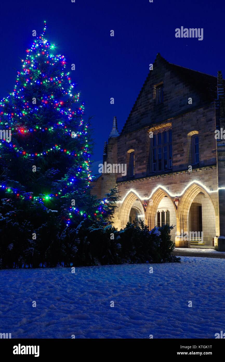 Arbre de Noël de l'Université d'Aberdeen, pendant un hiver enneigé, Écosse, Royaume-Uni. Décembre 2017. Banque D'Images