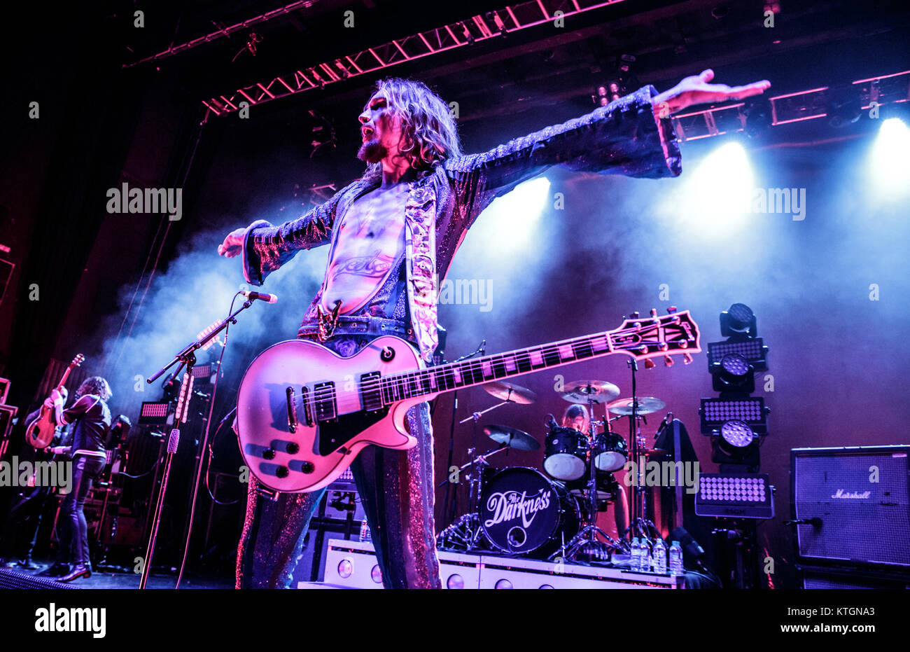 L'obscurité en live sur la scène du O2 Southampton Guildhall à Southampton, Hampshire. Comprend : l'obscurité, Justin Hawkins Où : Southampton, Hampshire, United Kingdom Quand : 23 novembre 2017 Source : WENN.com Banque D'Images