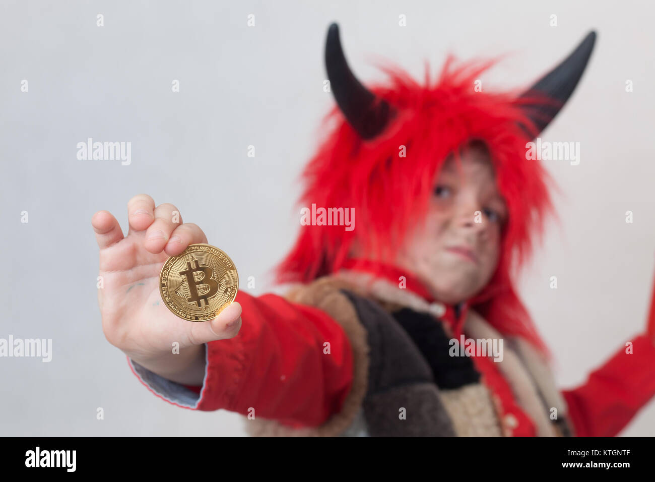 Le petit diable est tentant d'acheter bitcoin. Banque D'Images