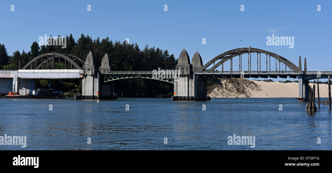 Le Pont de la rivière Siuslaw à Florence, Oregon, United States Banque D'Images