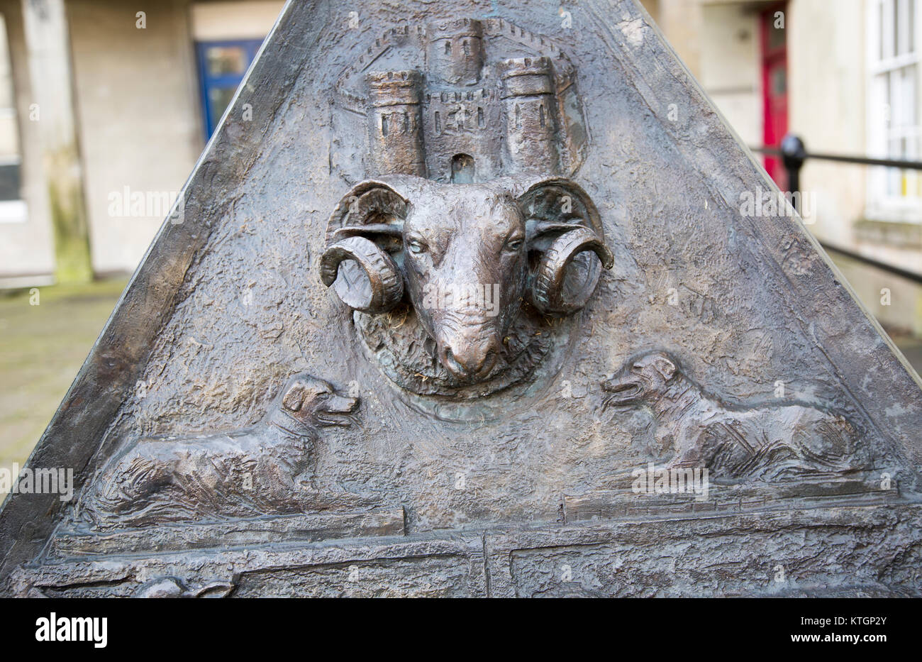 Pyramide à trois côtés de sculptures montrant l'oeuvre ram cornes face de mouton, Devizes, Wiltshire, England, UK Banque D'Images