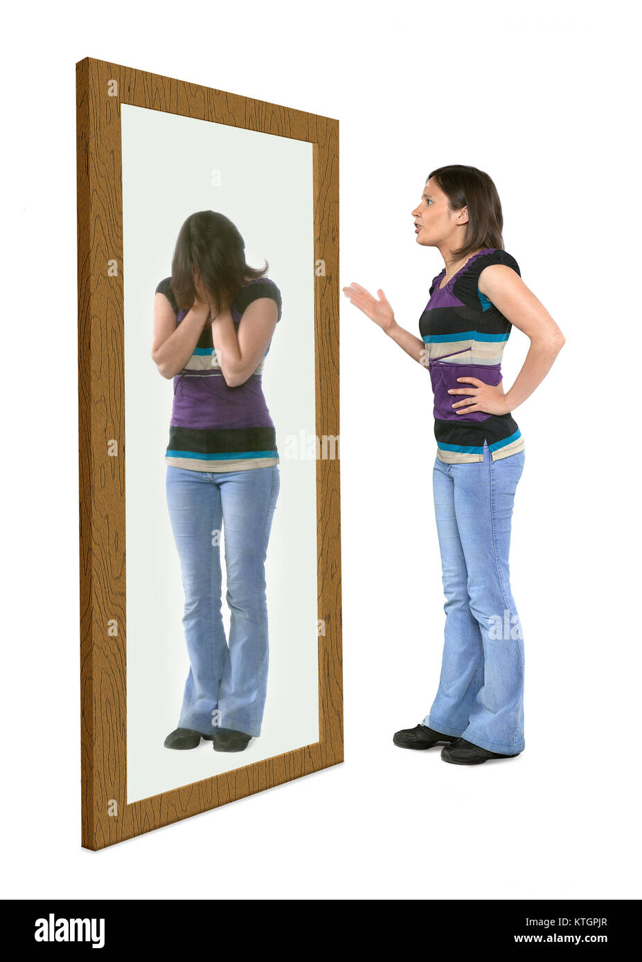 Les réprimandes femme elle-même dans un miroir Banque D'Images