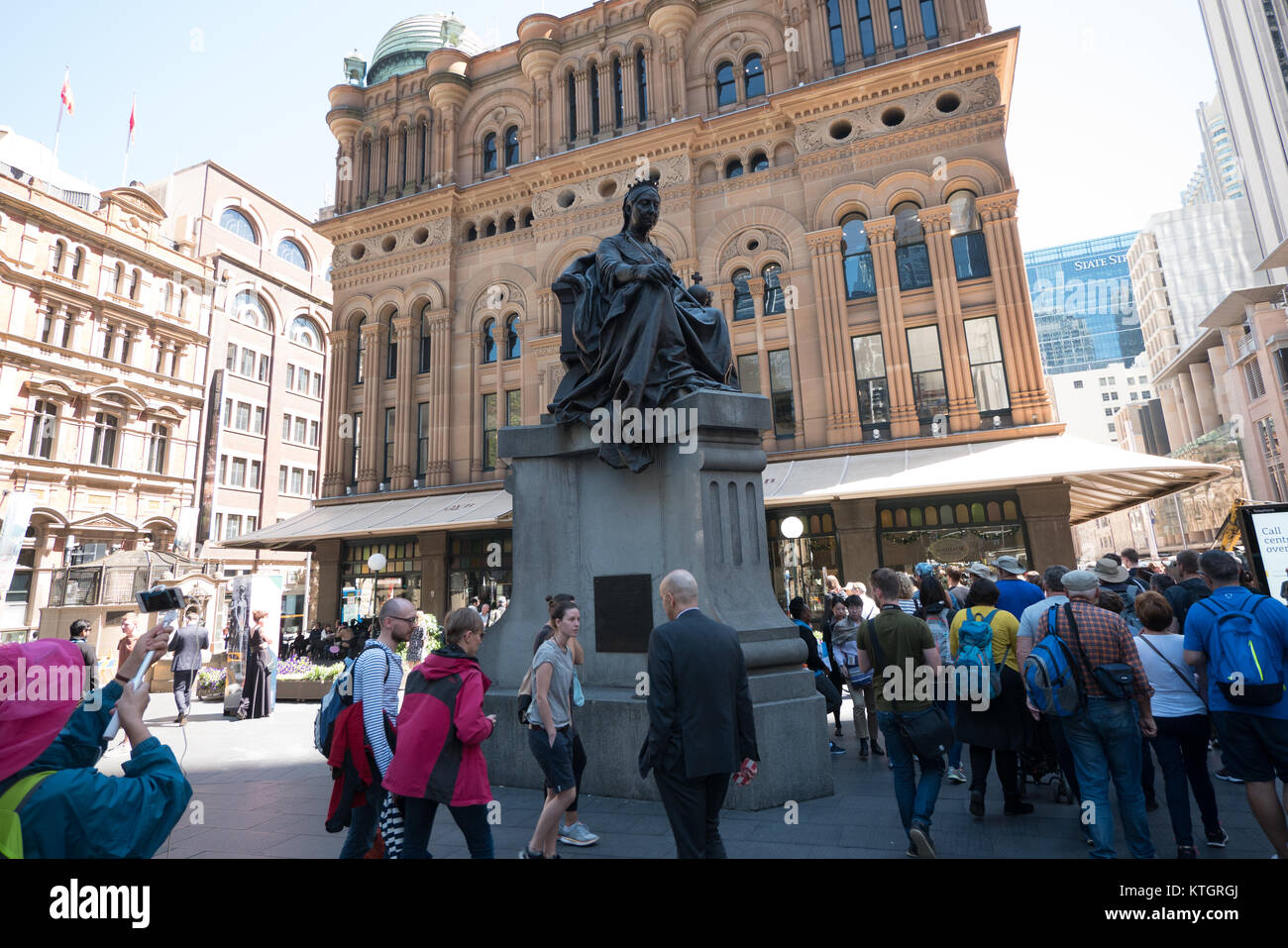 Statue devant Queen Victoria Building Banque D'Images