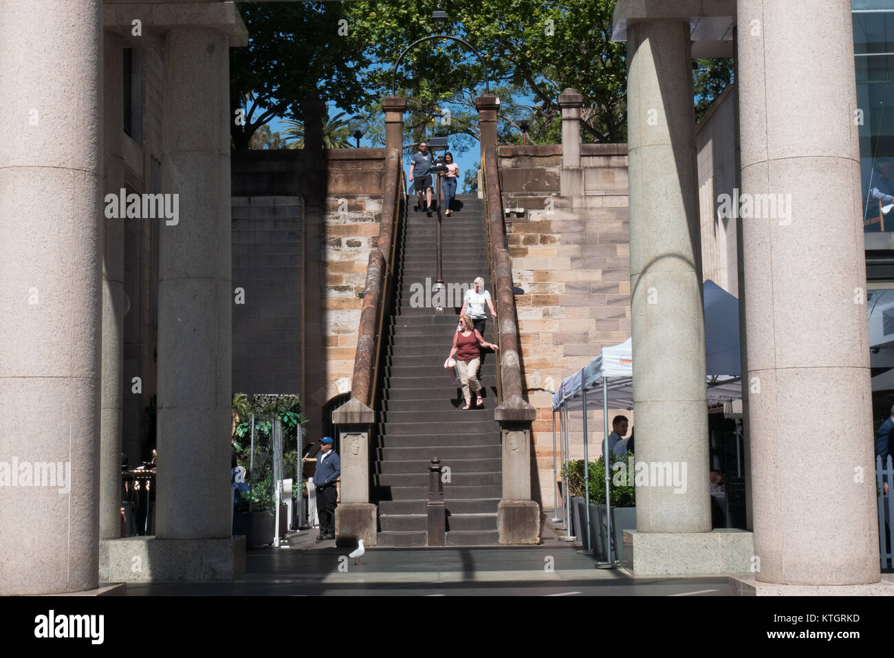 Les gens à monter et descendre des escaliers extérieurs à Sydney Australie Banque D'Images