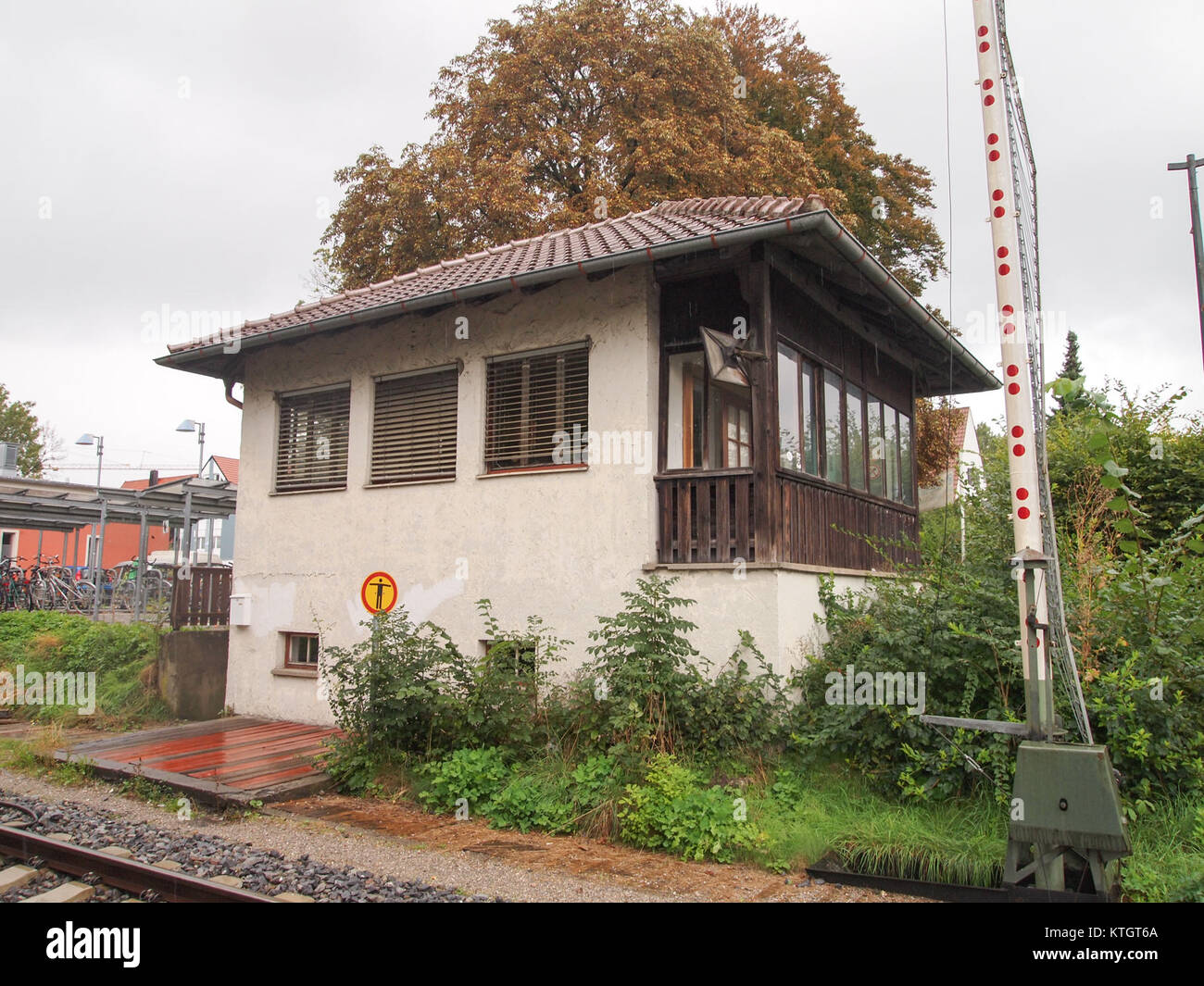 La Bahnuebergang Katharinenstrasse est un passage à niveau ferroviaire situé à Landsberg, en Allemagne, remarquable par son emplacement stratégique et son importance historique dans les infrastructures de transport locales. Banque D'Images