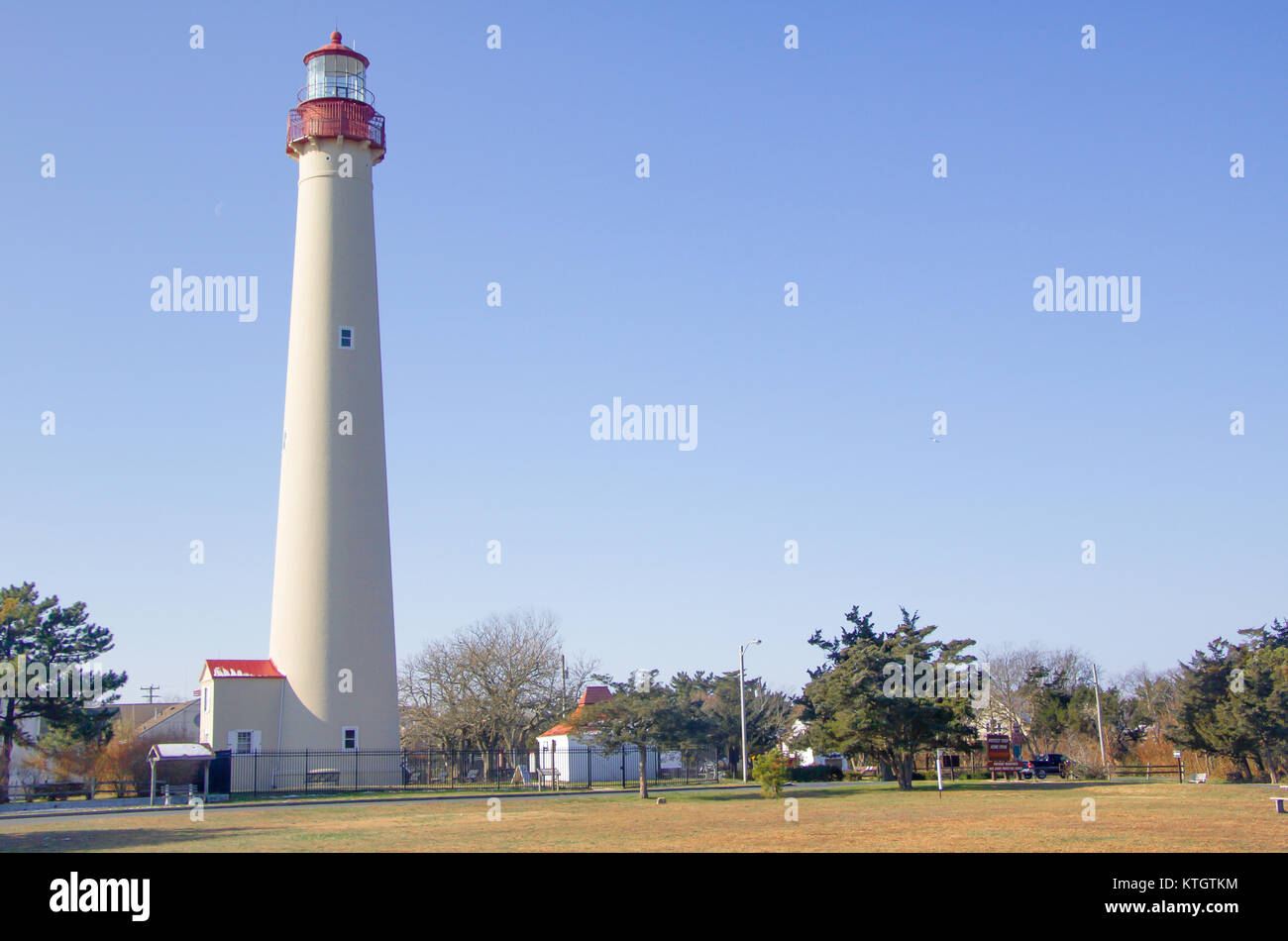 Phare de jour extérieur en bord de champ à Cape May, New Jersey à Cape May County sur décembre après-midi avec bleu ciel sans nuages en arrière-plan Banque D'Images