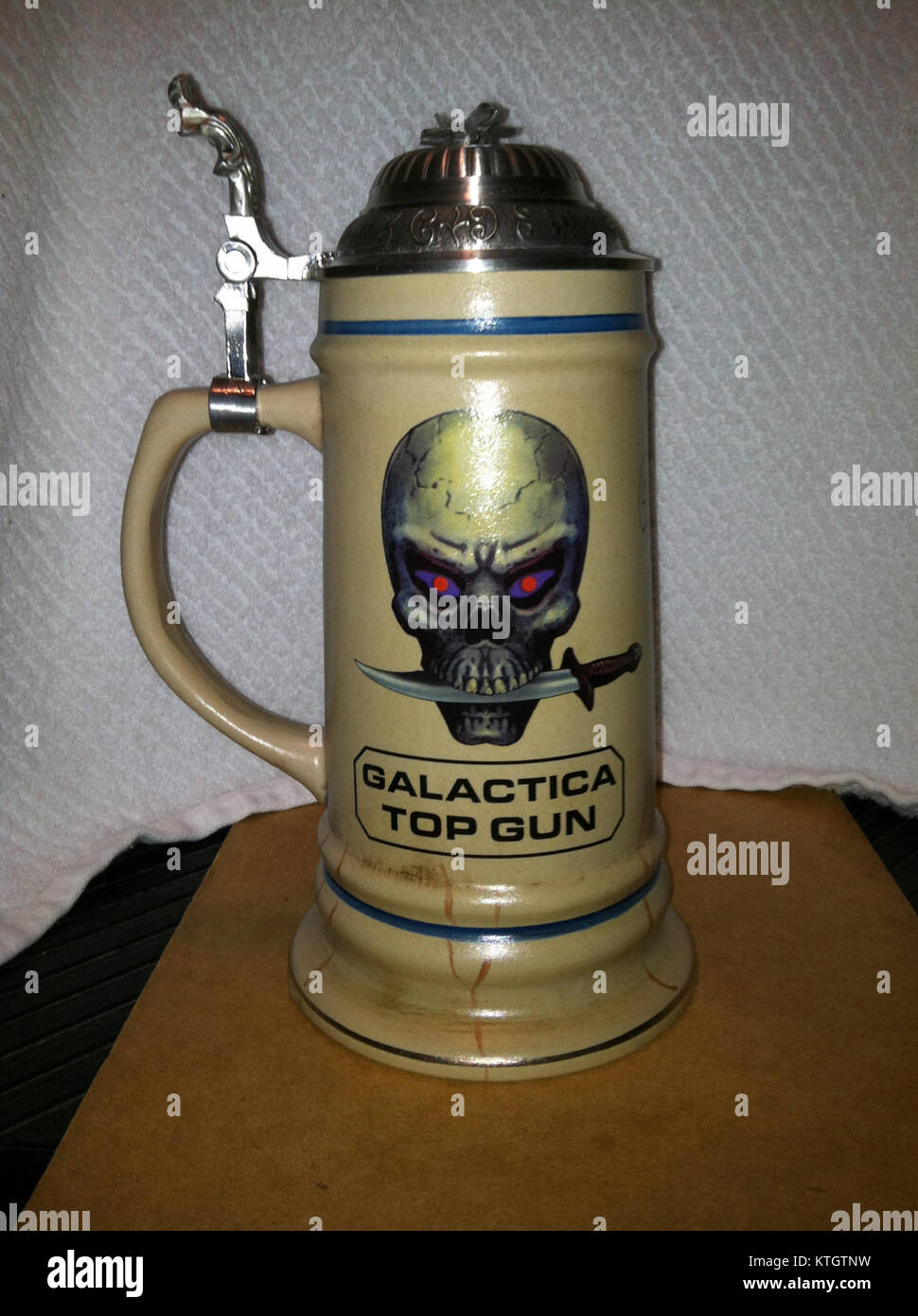 Une photo de *Battlestar Galactica*, une série télévisée de science-fiction qui explore les thèmes de la survie, de la guerre spatiale et des conflits humains-extraterrestres. Banque D'Images