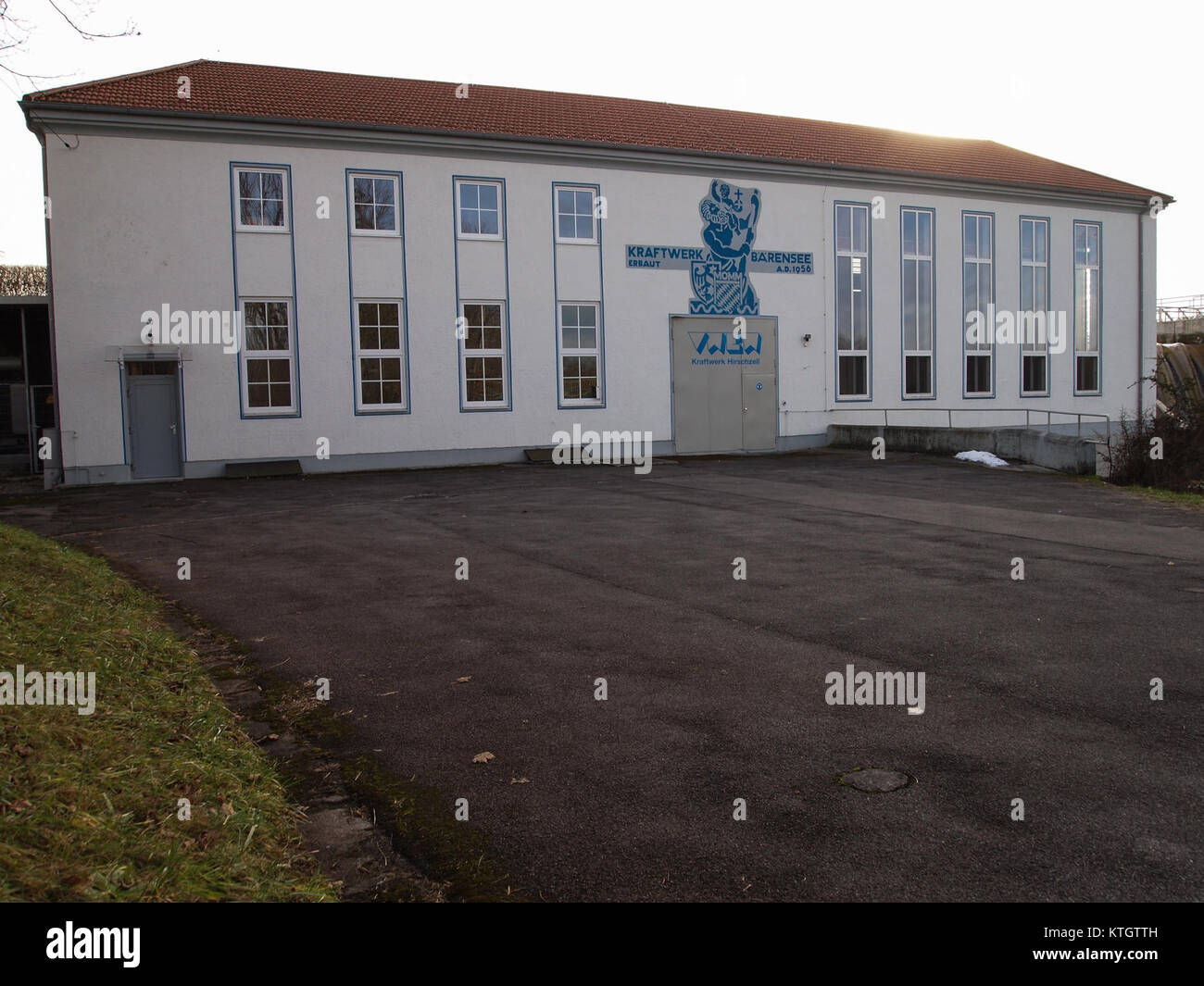 Baerenseekraftwerk Kaufbeuren 01 désigne une centrale hydroélectrique située à Kaufbeuren, en Allemagne, connue pour son importance en matière de production d'énergie et d'ingénierie. Banque D'Images
