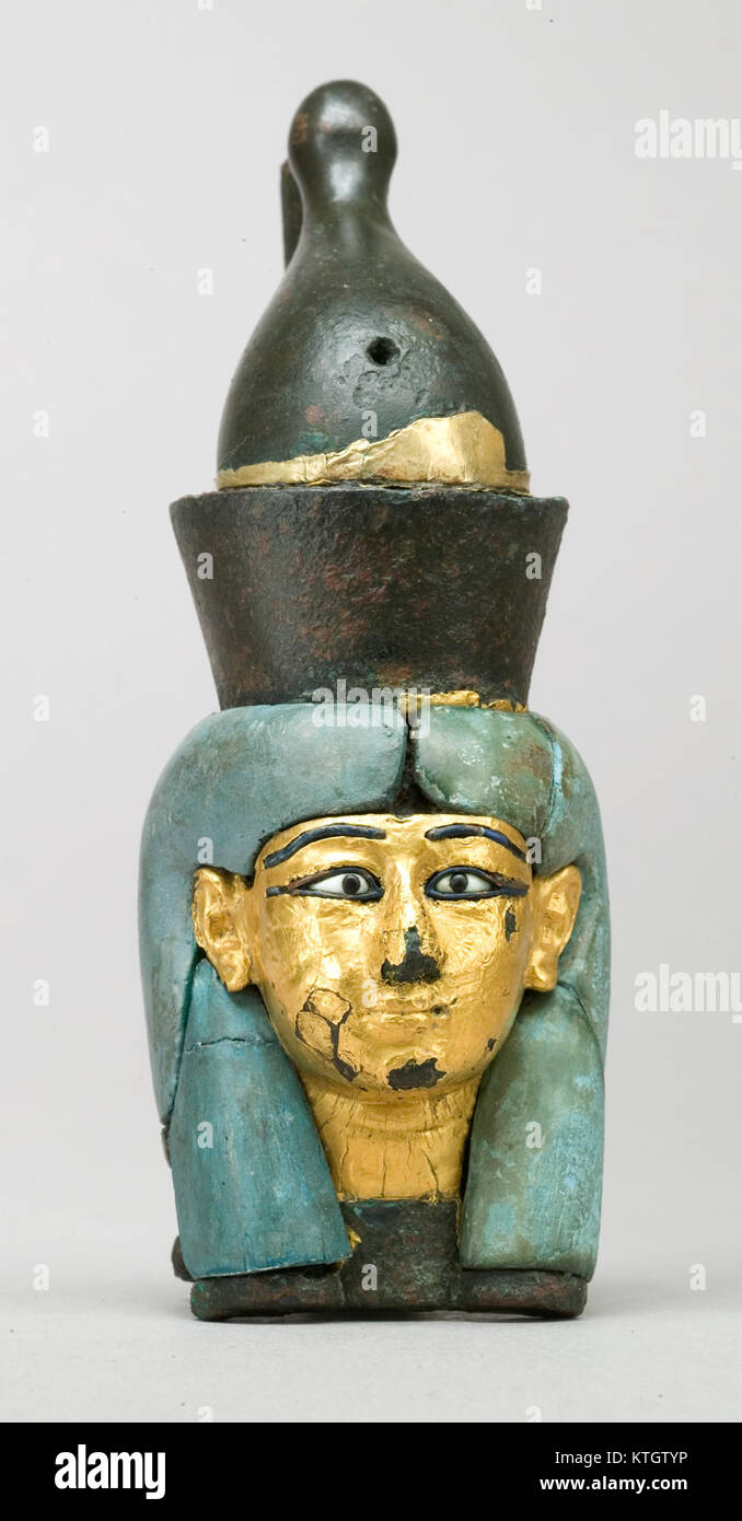 Cet artefact, représentant la tête d'une déesse portant la double couronne, illustre l'ancien égyptien La pièce reflète l'iconographie religieuse et les conventions artistiques de l'époque. Banque D'Images