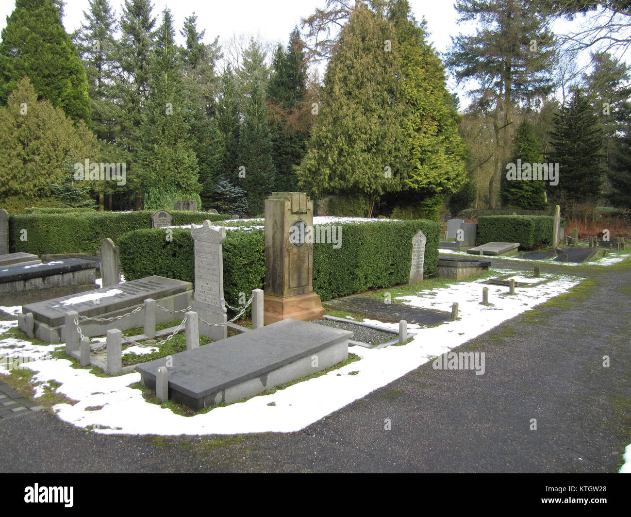 Le cimetière municipal de Koningsvaren à Ermelo, aux pays-Bas, créé en 1829, sert de lieu de sépulture primaire pour la communauté, avec des registres d'inhumations disponibles pour la recherche généalogique. Banque D'Images
