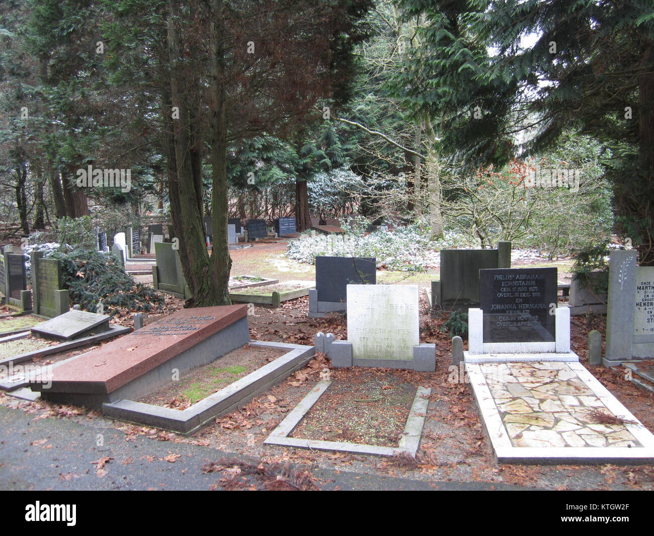 Cette image représente Begraafplaats Ermelo, un cimetière situé à Ermelo, aux pays-Bas. Le cimetière est connu pour son environnement serein et son importance historique en tant que lieu de sépulture. Banque D'Images