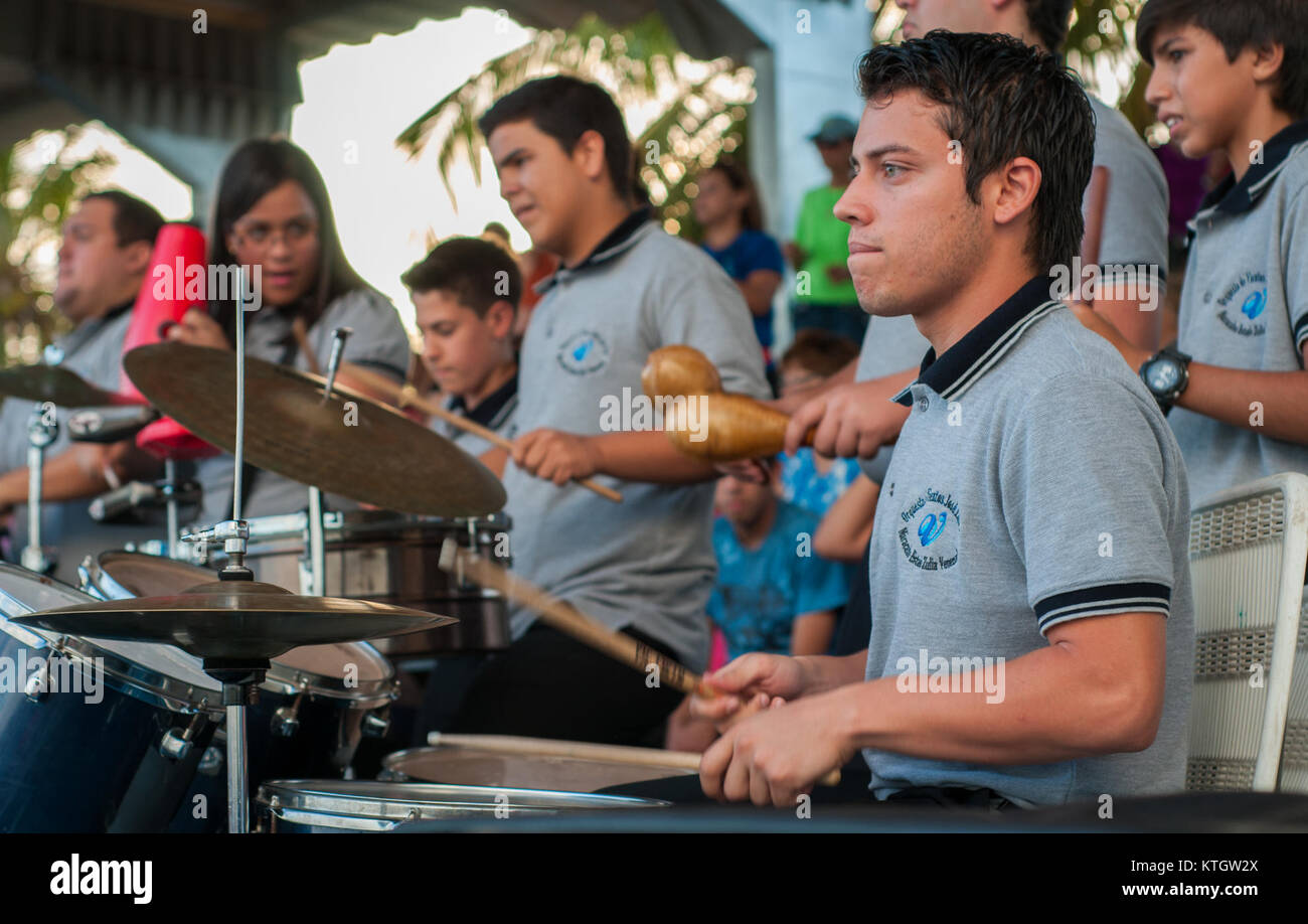 Cette image montre un batteur se produisant lors d'un concert à la Vereda del Lago, un parc de loisirs populaire au Venezuela. Le batteur est vu jouer énergiquement, contribuant à l'atmosphère animée de l'événement. Le concert fait partie d'un événement culturel plus large organisé dans le parc. Banque D'Images