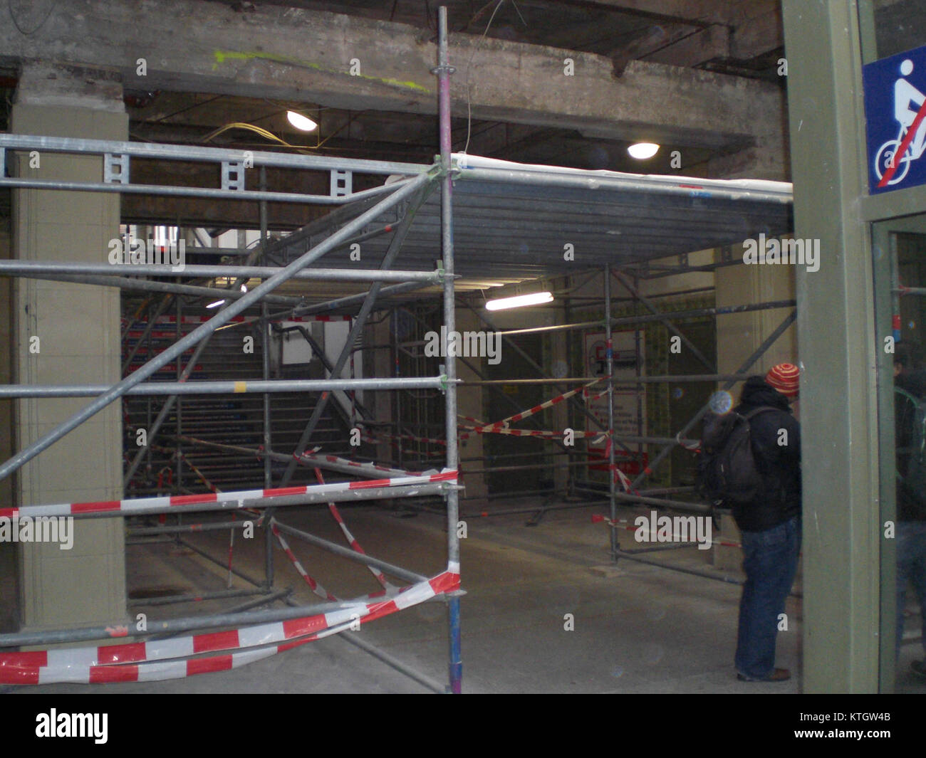 Les travaux de construction de la gare Lio de Berlin font référence au développement en cours d'une nouvelle gare de transport à Berlin, en Allemagne. Cette gare s'inscrit dans le cadre des efforts de modernisation de la ville visant à améliorer les infrastructures et les services de transport public. Banque D'Images
