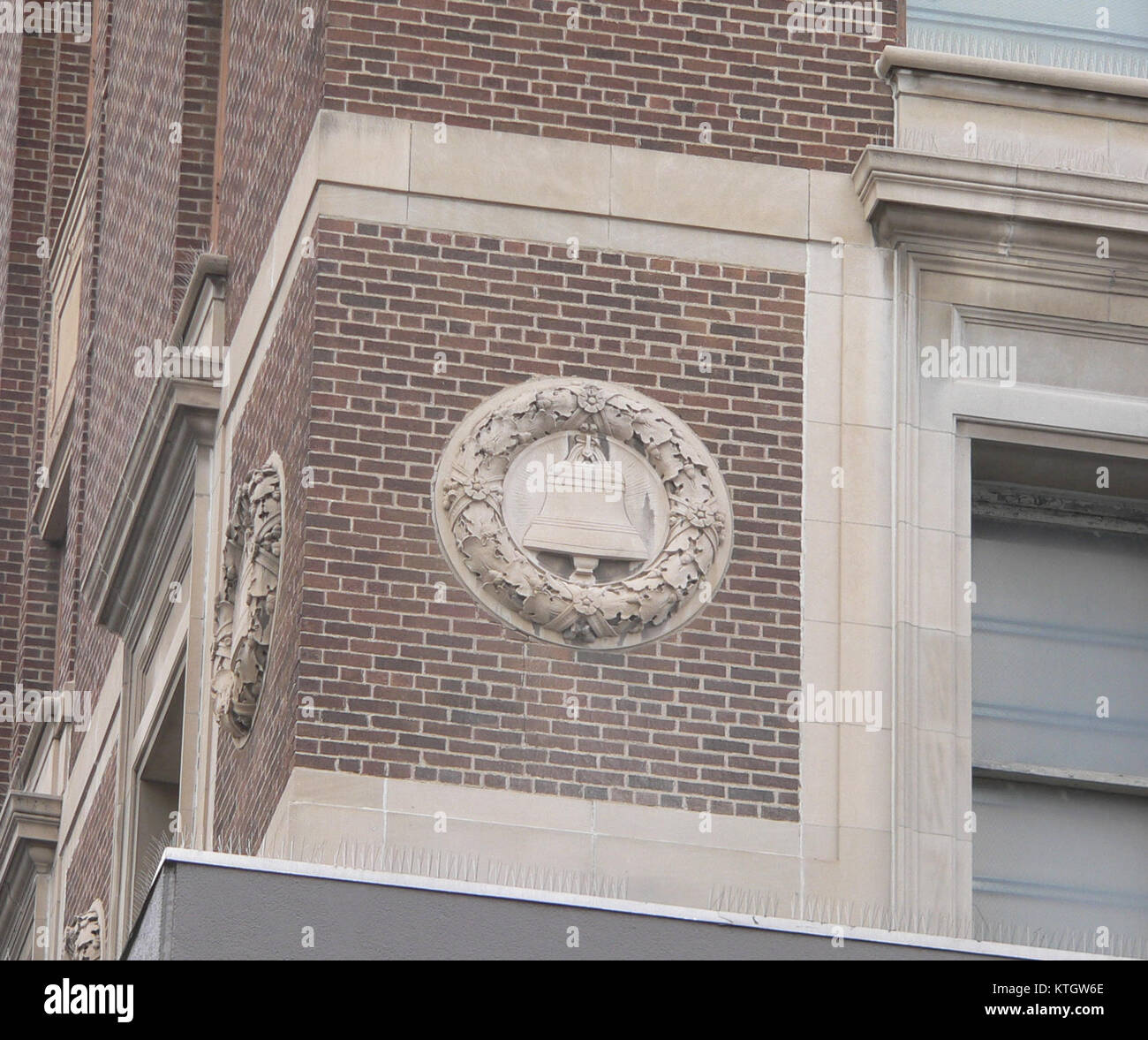 Le bâtiment ATT à Omaha présente un ornement notable du côté oriental, qui fait partie de sa conception architecturale. Cet ornement présente le style art déco caractéristique typique des gratte-ciel américains du début du XXe siècle. Banque D'Images