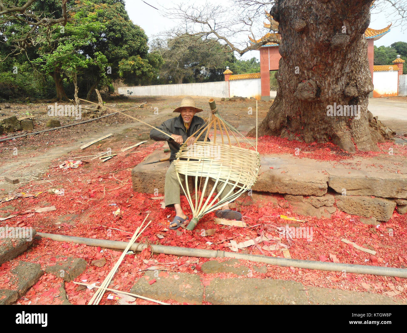 La fabrication de paniers à Hainan implique l'artisanat traditionnel dans la province insulaire chinoise, où les artisans créent des paniers tissés à partir de matériaux locaux en utilisant des techniques ancestrales. Banque D'Images