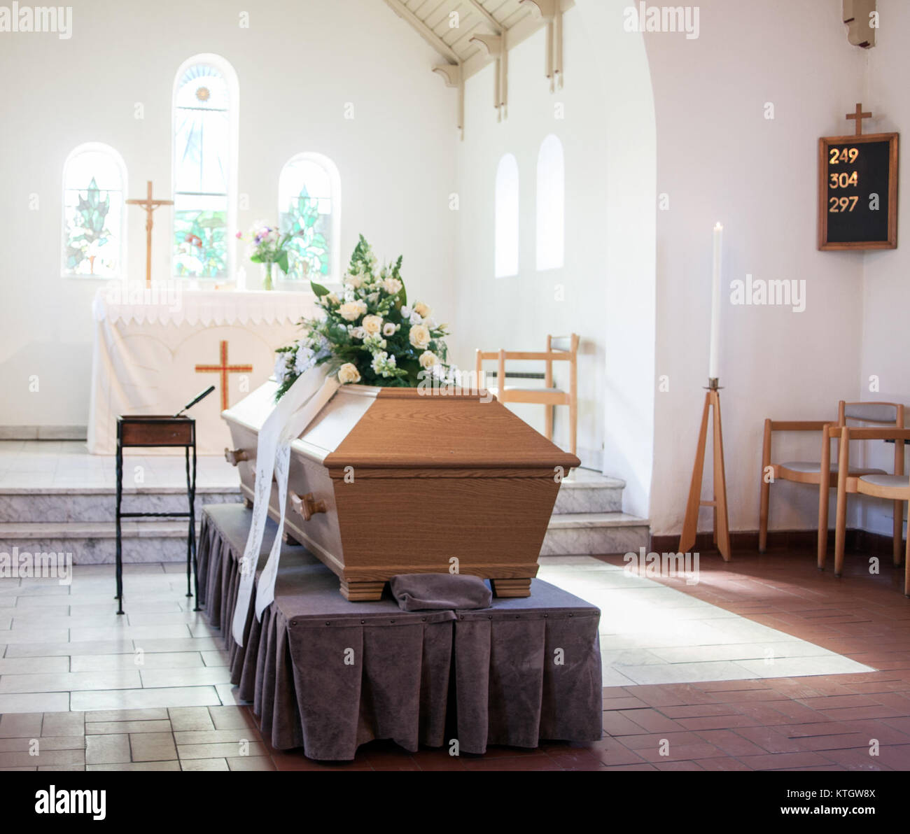 « Begravning » désigne un enterrement ou des funérailles en suédois, représentant un aspect important des pratiques culturelles et religieuses suédoises. Il met en lumière les rituels et les traditions associés à la mort et au souvenir. Banque D'Images