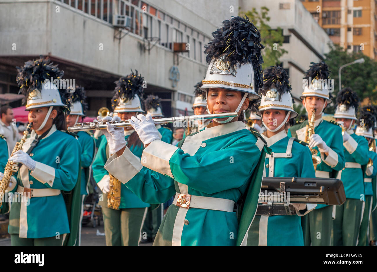 Un groupe interprète Jesus of Mercy pour un public, probablement dans un cadre religieux ou communautaire. La performance fait partie d’un événement, reflétant potentiellement un thème religieux ou caritatif axé sur la miséricorde et la foi. Banque D'Images