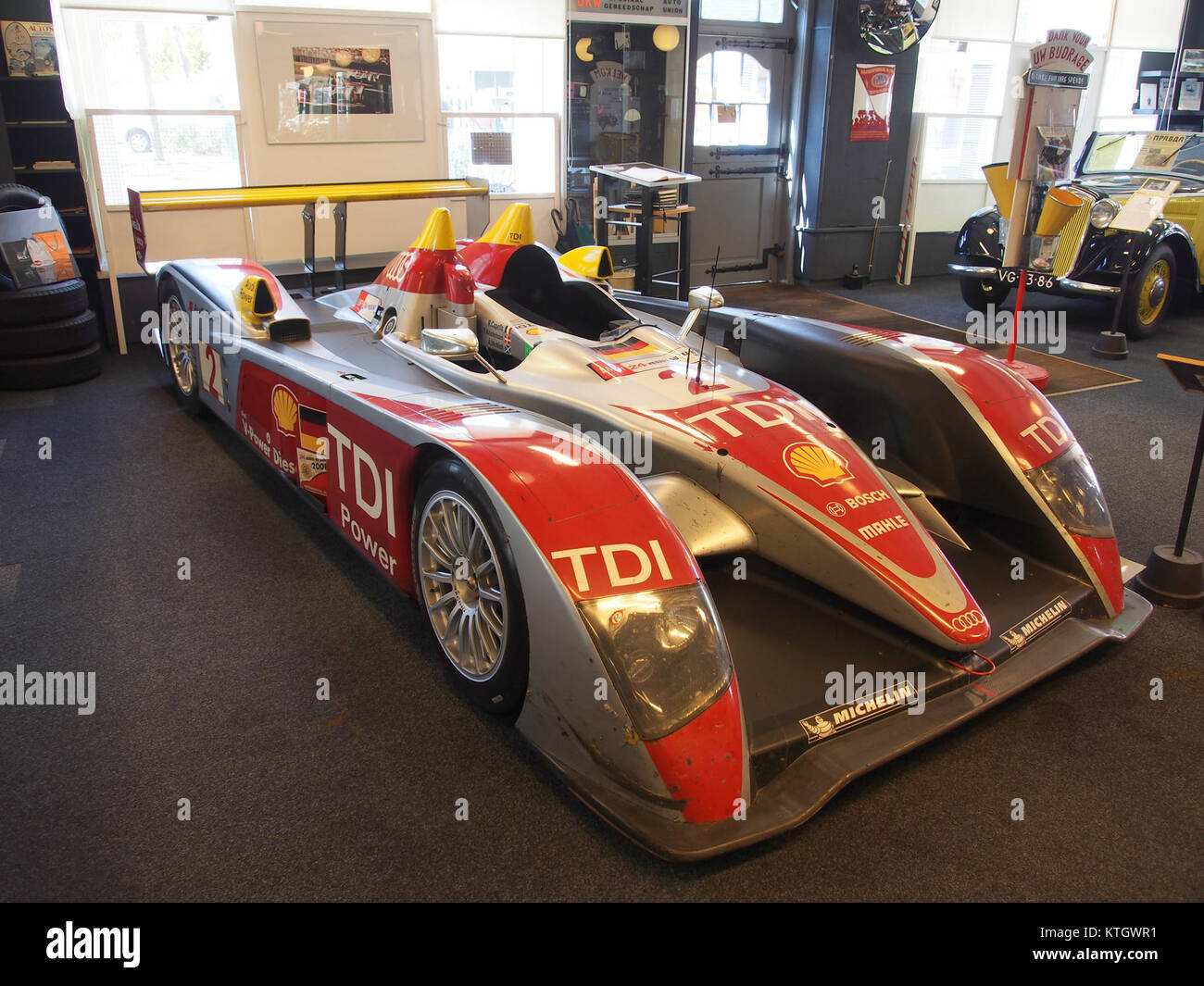 La voiture diesel Audi TDI 12 cylindres a été un concurrent de premier plan aux 24 heures du Mans 2008, connue pour sa technologie de pointe et ses performances en course d'endurance. Banque D'Images