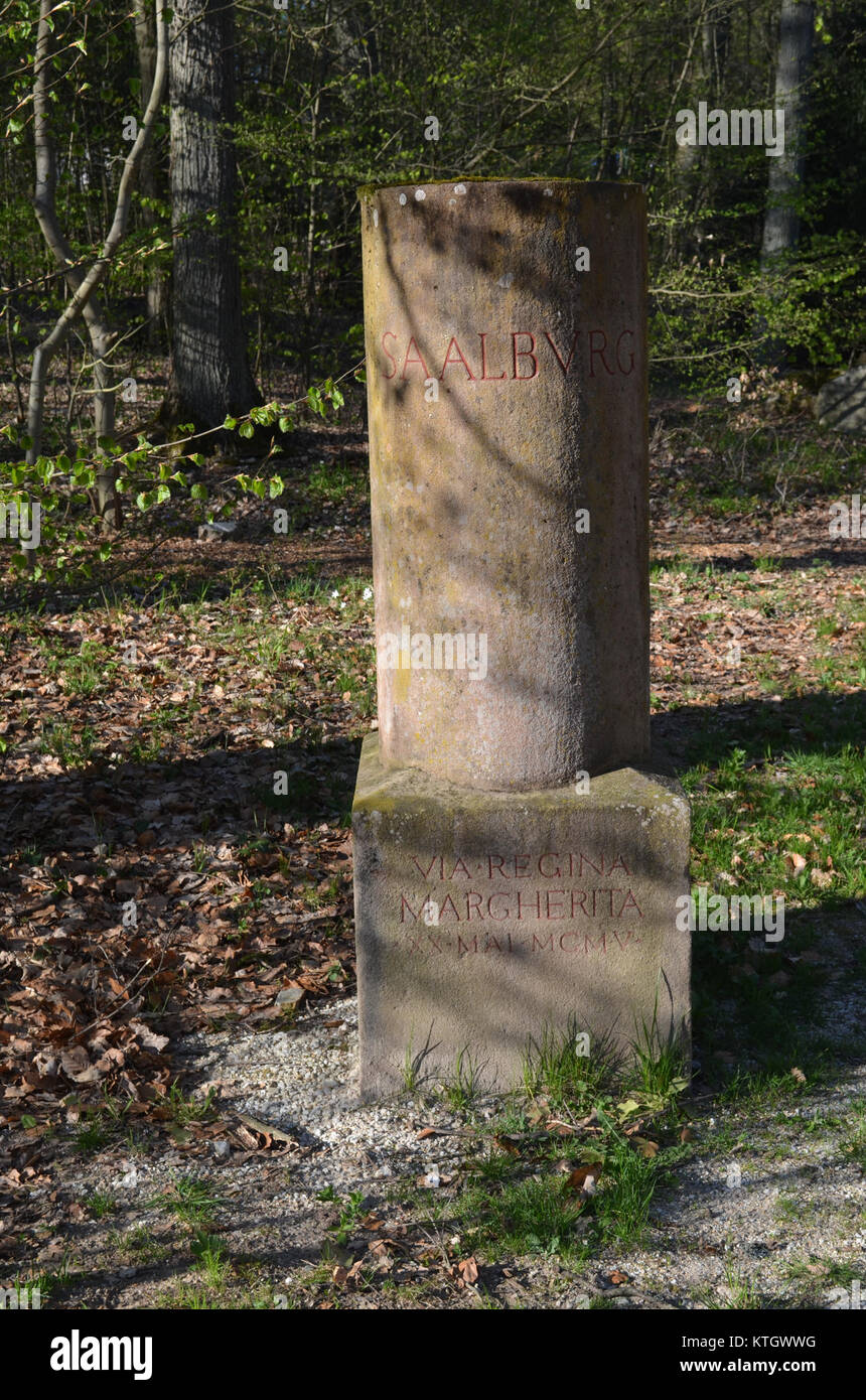 Bad Homburg est une ville de Hesse, en Allemagne, connue pour ses sites historiques, y compris le fort romain de Saalburg et Margheriten Stein, une pierre notable dans la région. Banque D'Images