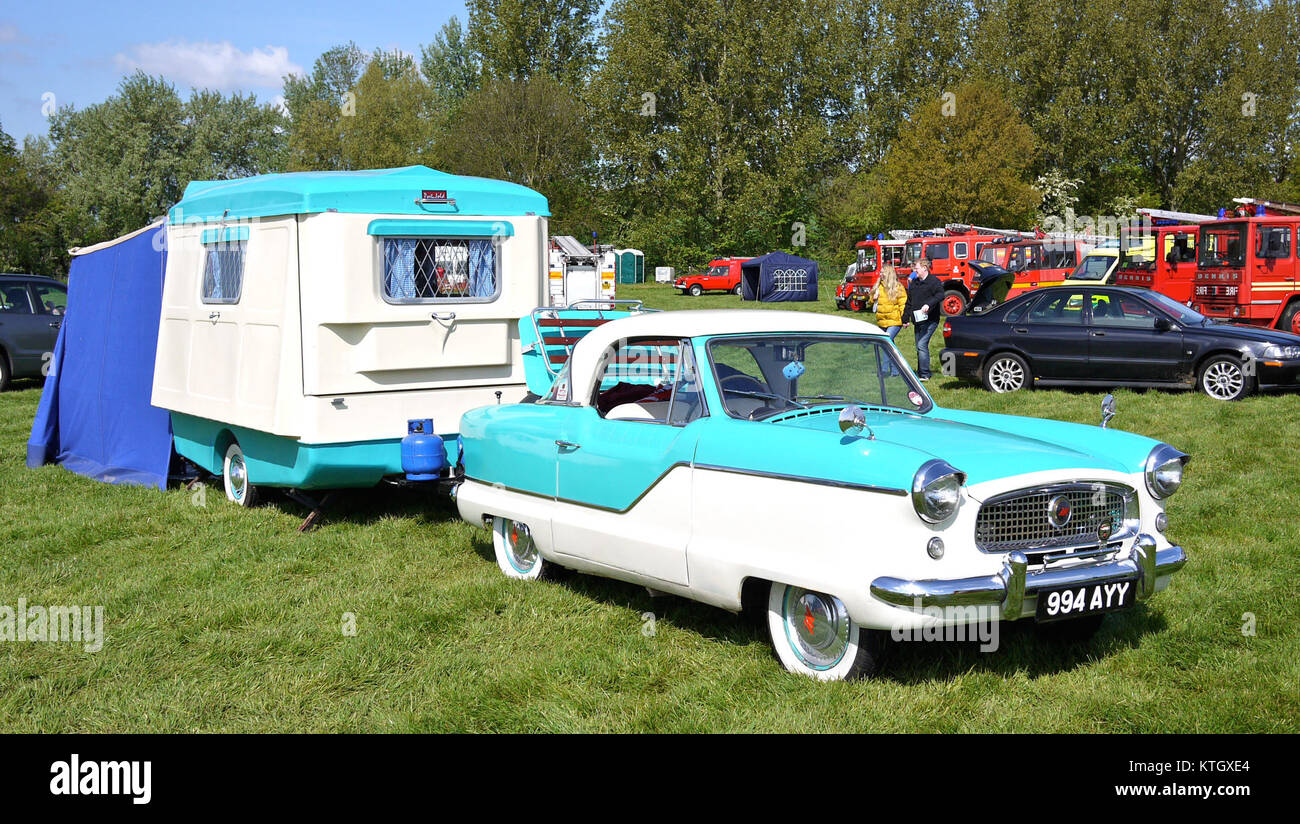 L'Austin Nash Metropolitan est une voiture compacte produite à la fin des années 1950, conçue pour les marchés américains. Sa caravane assortie, construite pour compléter la voiture, offre une expérience de voyage complète. Le véhicule est connu pour son design distinctif et son attrait parmi les amateurs de voitures anciennes. Banque D'Images