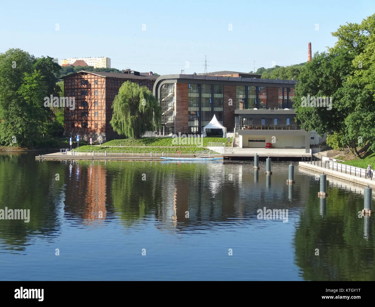 Cette image montre le terminal ferry de Bydgoszcz (przystan Bydgoszcz) en Pologne, capturé le 6 juillet 2013. Le terminal est un important centre de transport dans la ville, facilitant le transport par eau. Banque D'Images