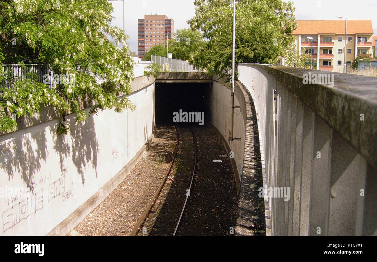 Le tunnel de Berlin Spandau, situé à Ruhlebener Str., est une pièce d'infrastructure importante à Berlin, connue pour son rôle dans la connexion de différentes parties de la ville. C'est un symbole de la reconstruction d'après-guerre et du développement urbain à Berlin. Banque D'Images