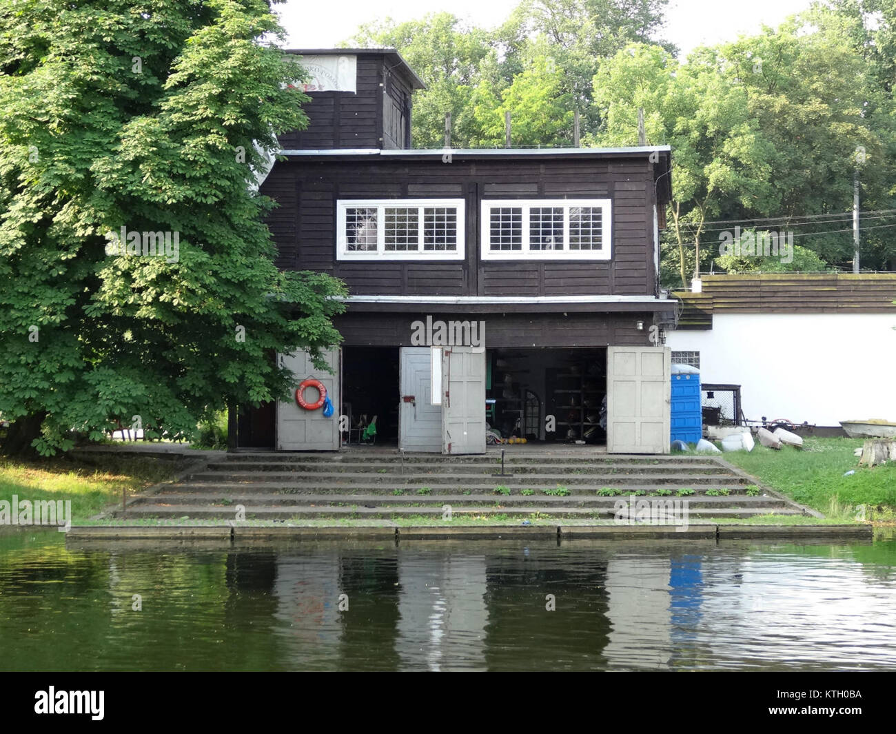 Cette photo capture la compétition d'aviron Brdaklubywioslarskie, qui s'est tenue en juin 2013. Il présente des athlètes qui participent à un événement d'aviron, soulignant l'athlétisme et la précision requis dans le sport. Banque D'Images