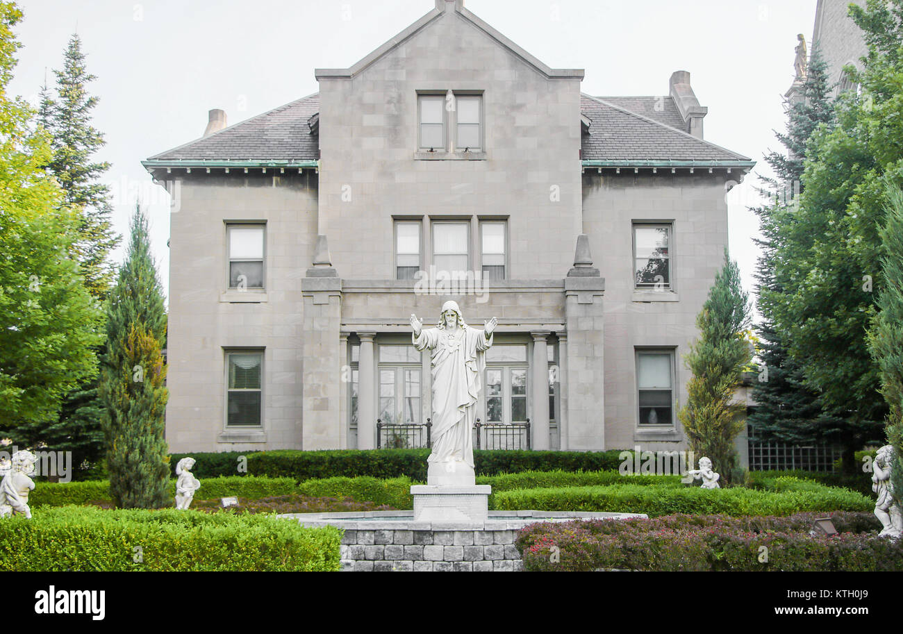Le jour extérieur en statue de Jésus Christ dans la cour de l'église Saint Stanislas le nom de Stanislas de Szczepanow en Afrique du Buffalo, New York Banque D'Images