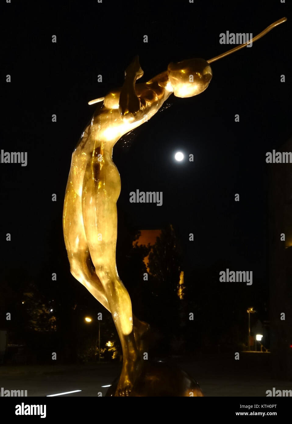 Cette image capture un événement au BDG Luczniczka à Nova NOC, qui s’est tenu le 5 juillet 2013, éventuellement un rassemblement culturel ou artistique à Bydgoszcz, Pologne, mettant en vedette des performances locales ou internationales. Banque D'Images