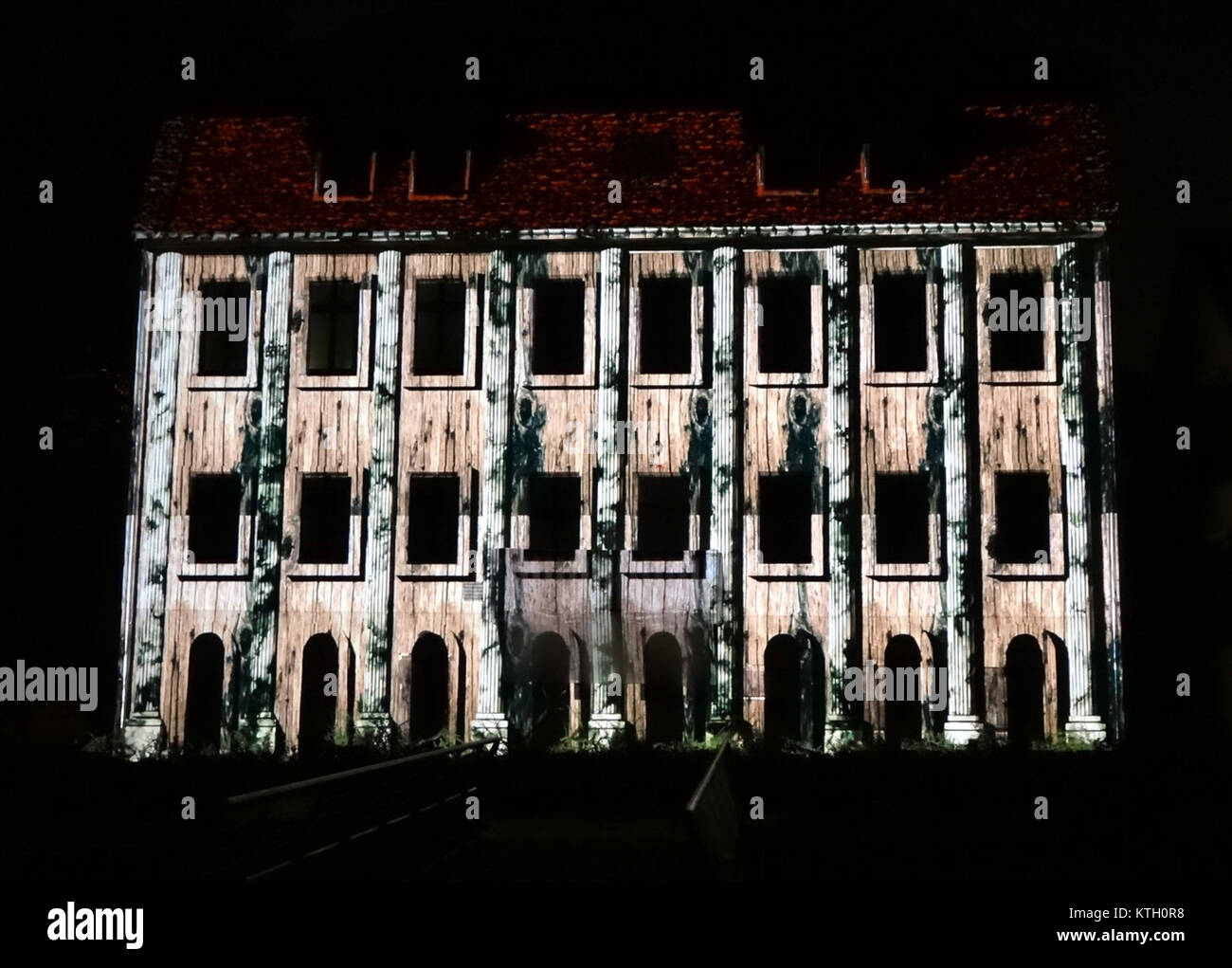 Le titre fait référence à un événement ou une exposition lié à la lumière et au son, qui a eu lieu le 8 juillet 2013. L'accent semble être mis sur l'interaction entre les éléments visuels et auditifs dans une performance ou une exposition d'art. Banque D'Images