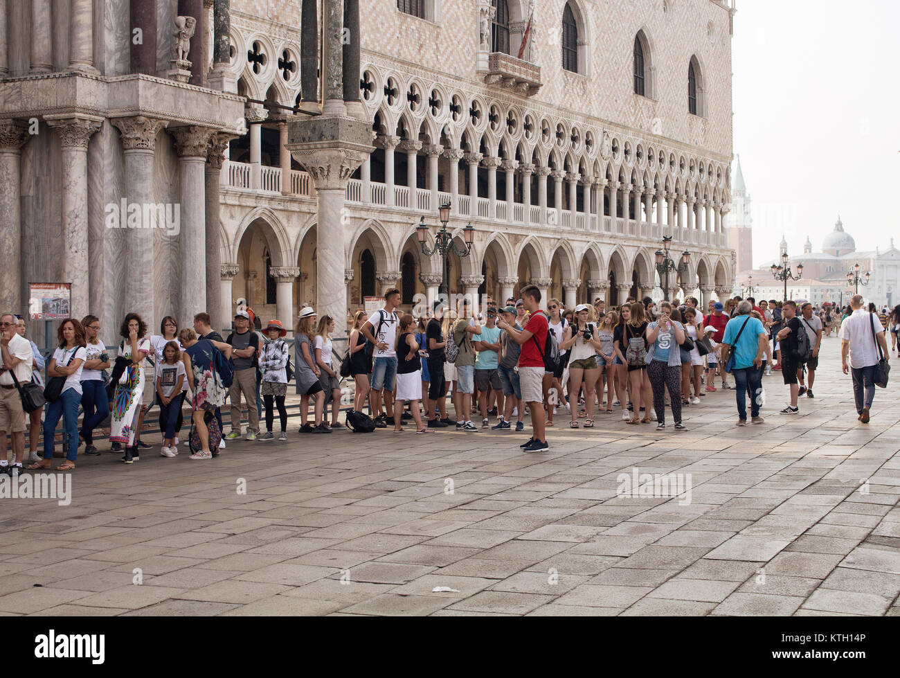 De nombreux touristes à attendre en ligne d'obtenir dans la Basilique Saint Marc (San Marco) à Venise. La cathédrale emblématique avec un vaste espace intérieur doré, une multitude de mosaïques & Banque D'Images