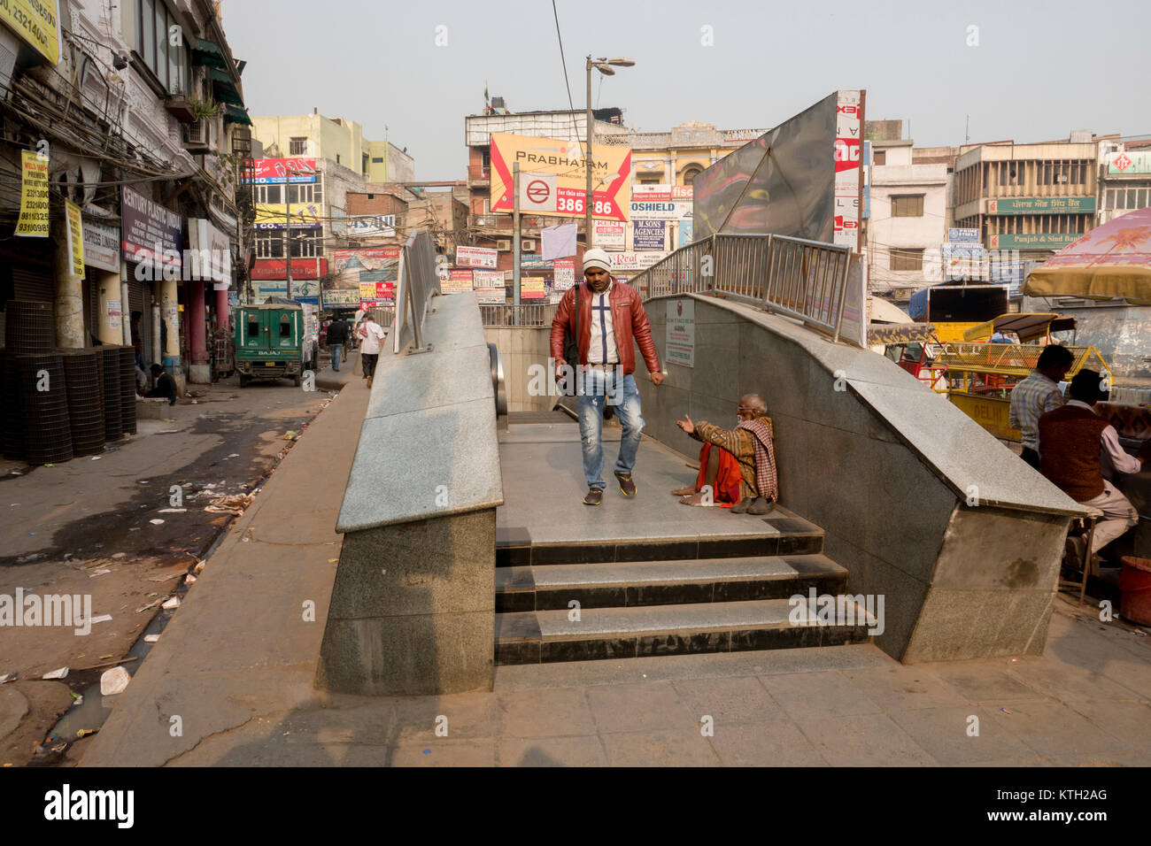 Entrée de la station de métro Chawri Bazar dans Old Delhi, Inde Banque D'Images